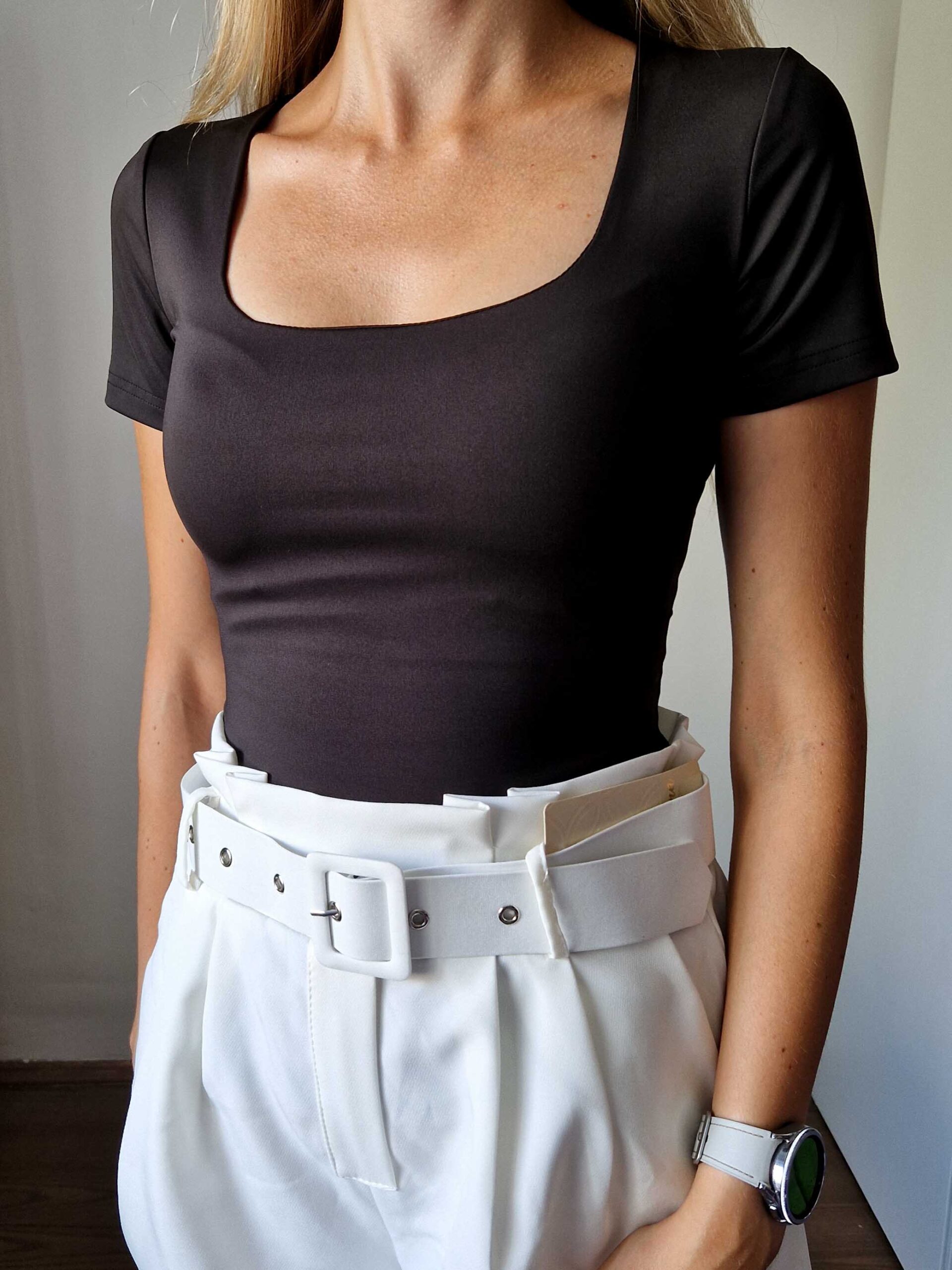 Ursula fekete push-up hatású kerek nyakú dekoltált rövidujjú felső