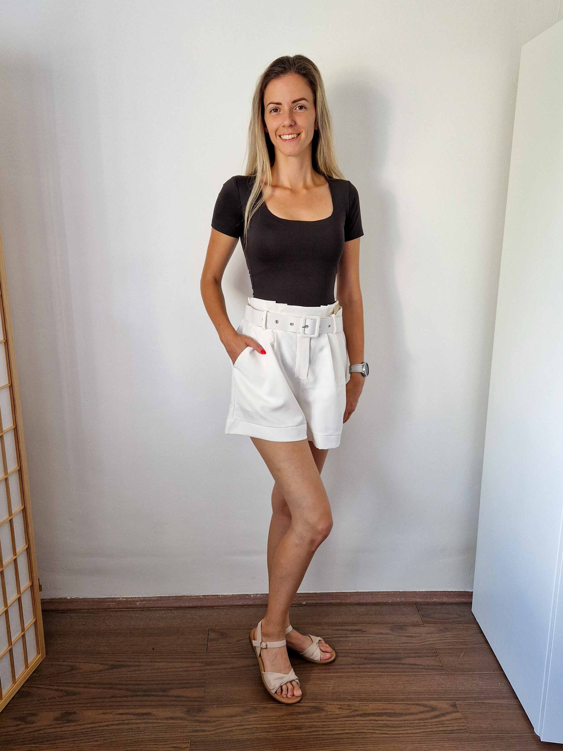 Ursula fekete push-up hatású kerek nyakú dekoltált rövidujjú felső