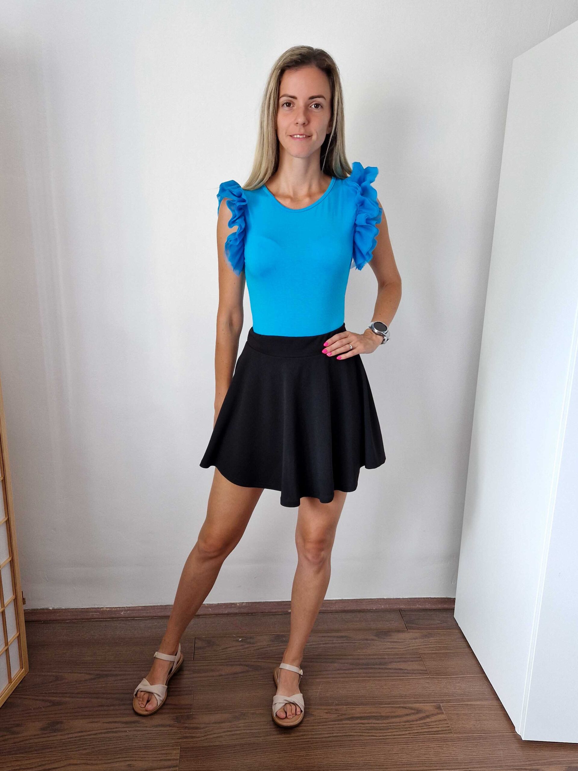 nancy-fekete-rovid-a-vonalu-szoknya-1