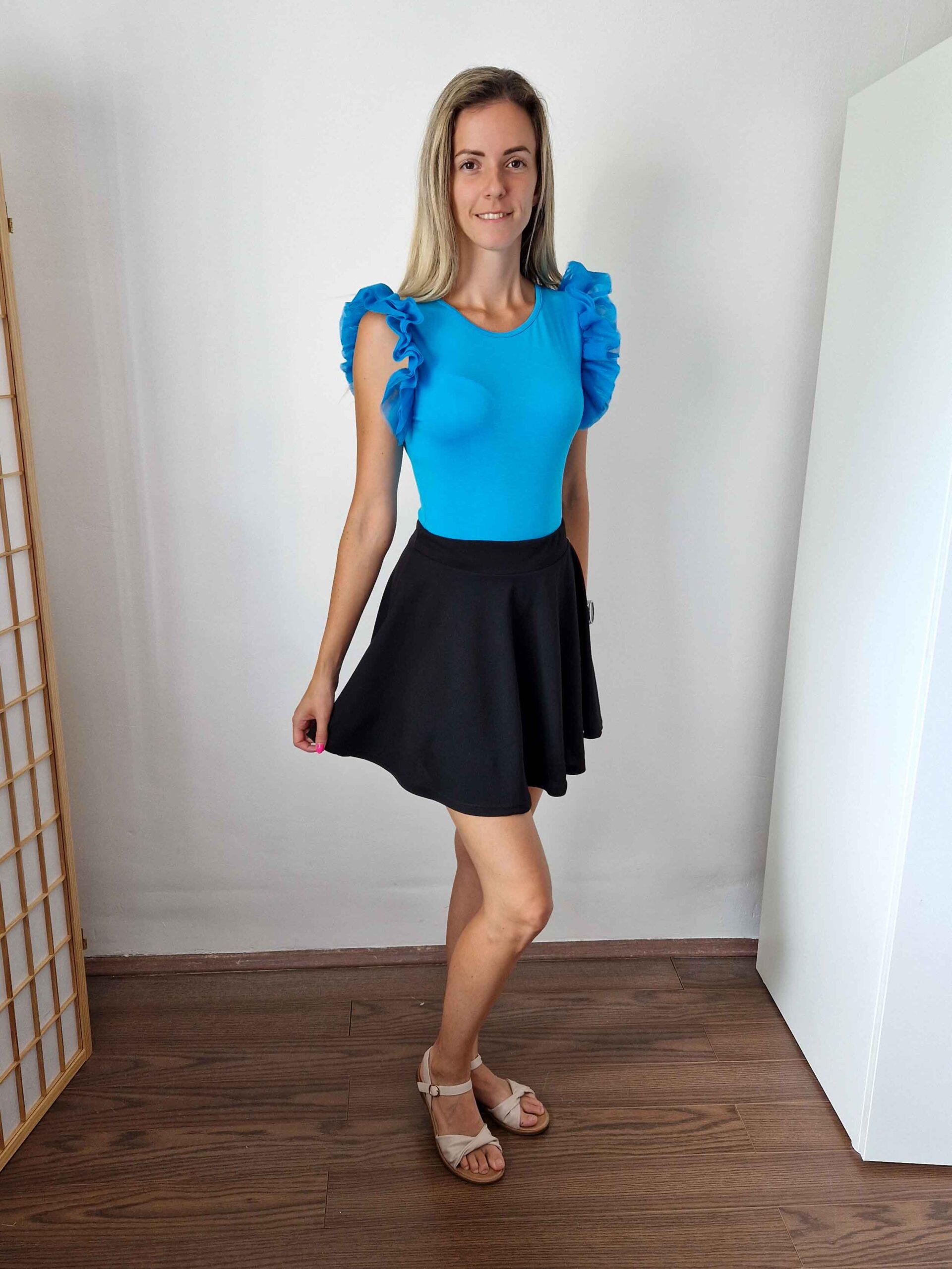 nancy-fekete-rovid-a-vonalu-szoknya-2