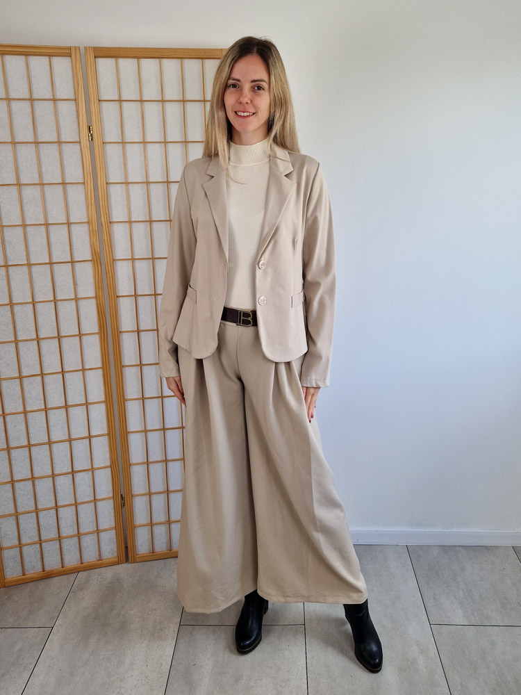 Naomi normál hosszúságú karcsúsított elegáns bézs blézer – 42-44 méret