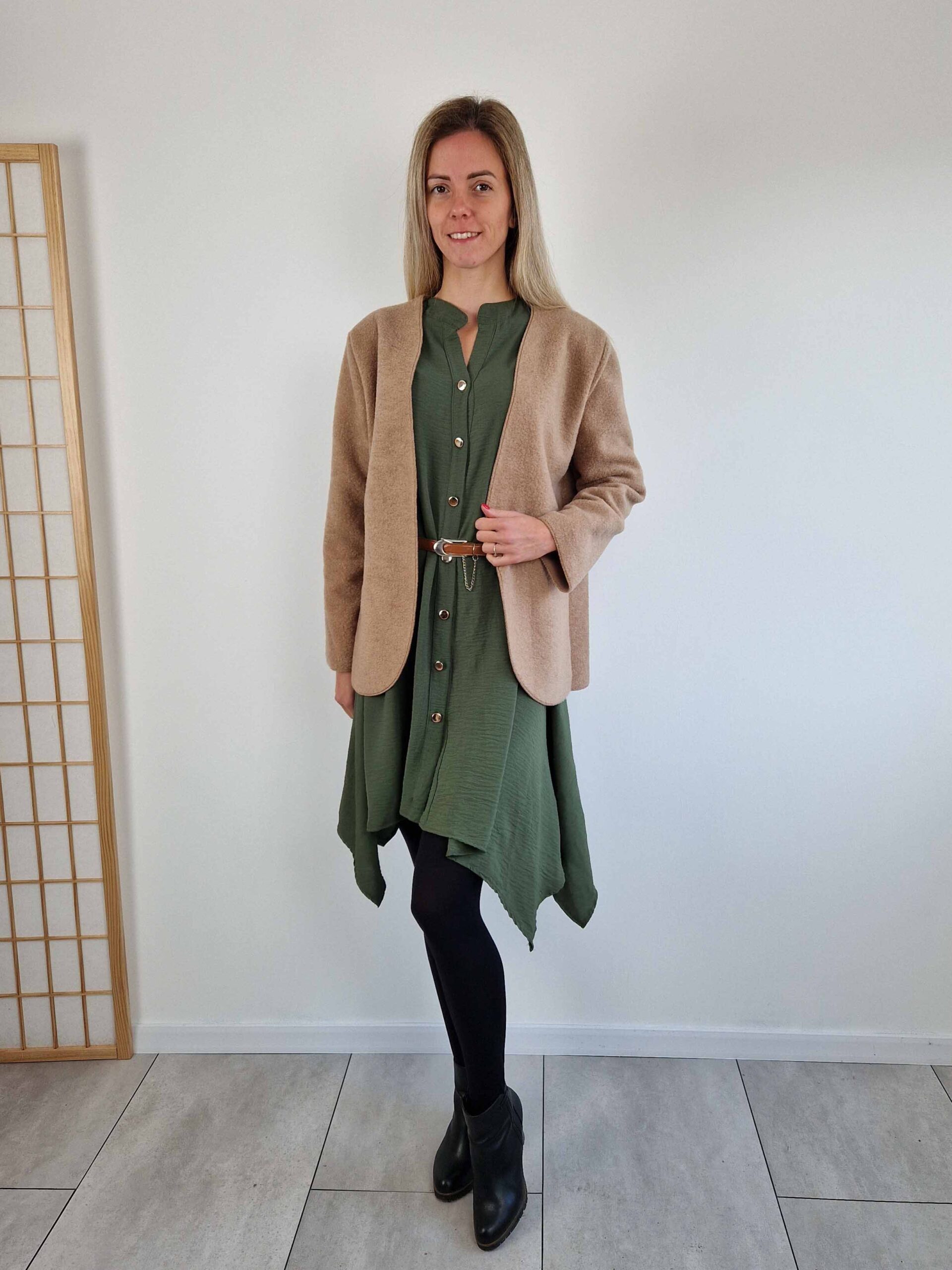 Monika-vegig-gombos-khaki-ingruha-aszimmetrikus-fazonnal-10
