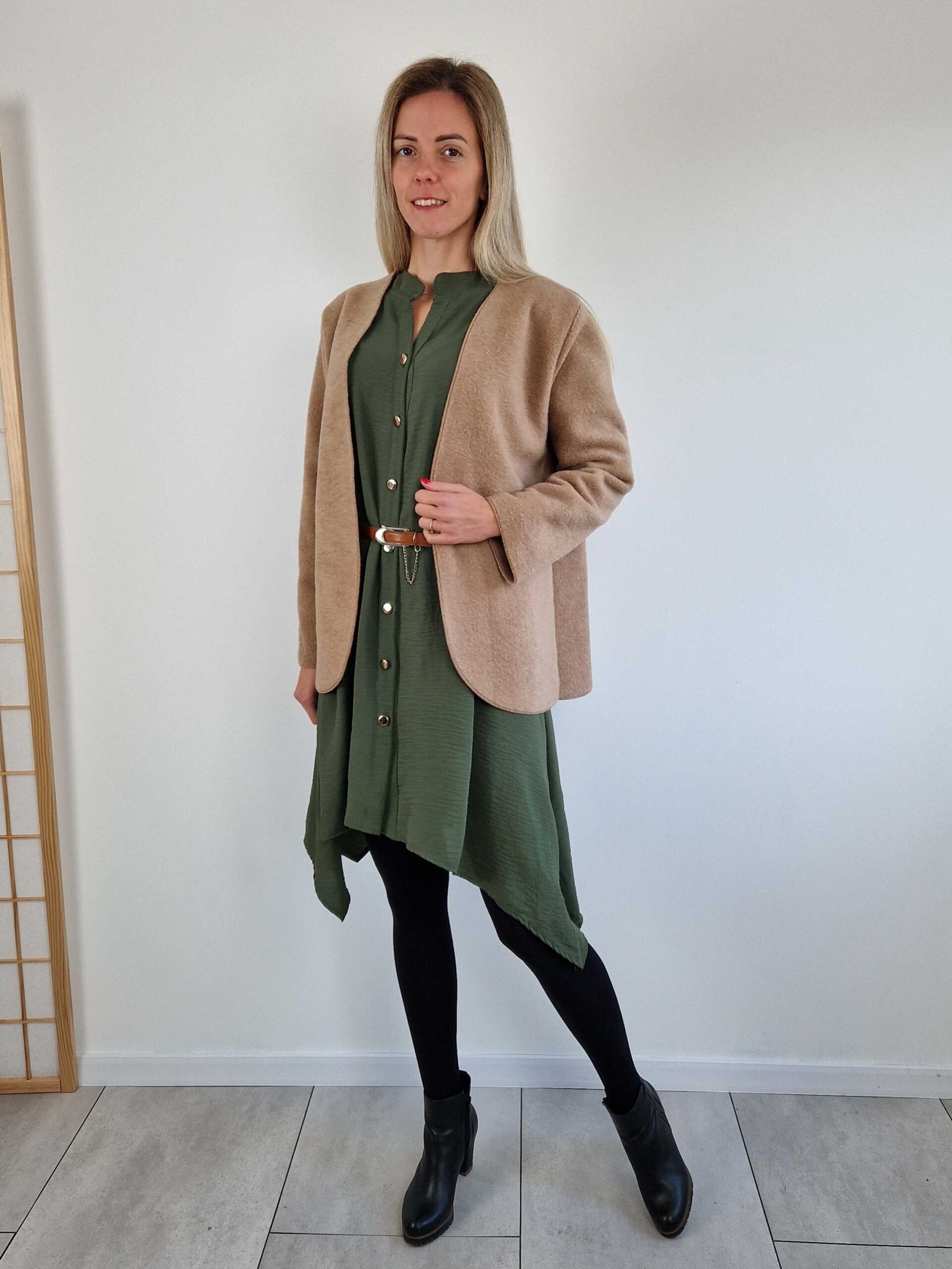 Monika-vegig-gombos-khaki-ingruha-aszimmetrikus-fazonnal-11