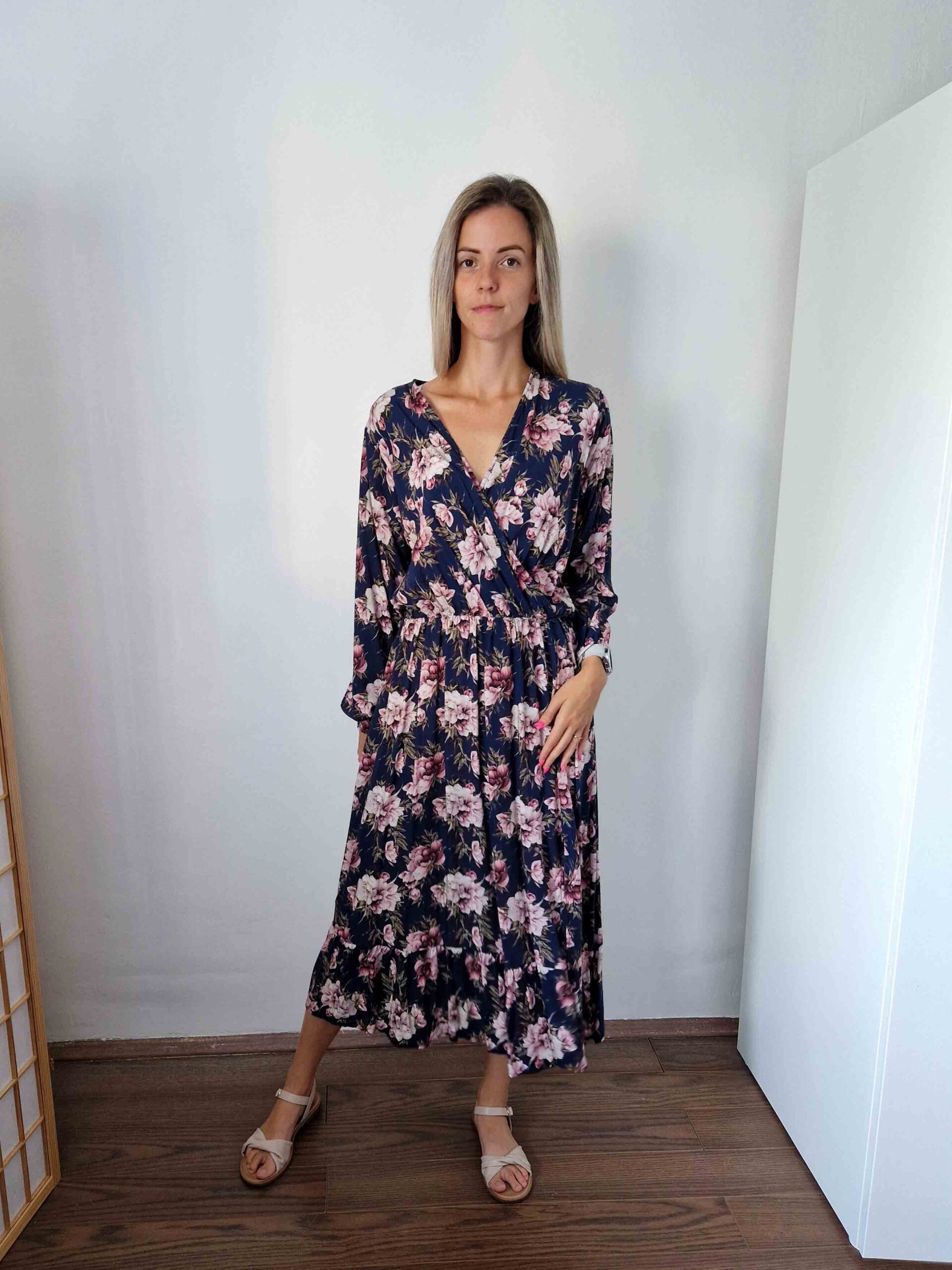 bea-atlapolt-dekoltazsu-sotetkek-alapon-viragmintas-maxiruha-1