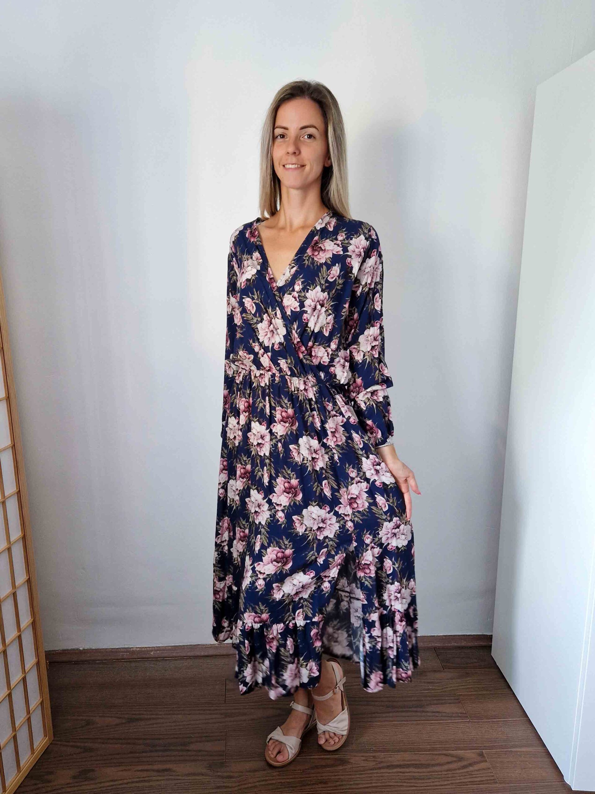 bea-atlapolt-dekoltazsu-sotetkek-alapon-viragmintas-maxiruha-2