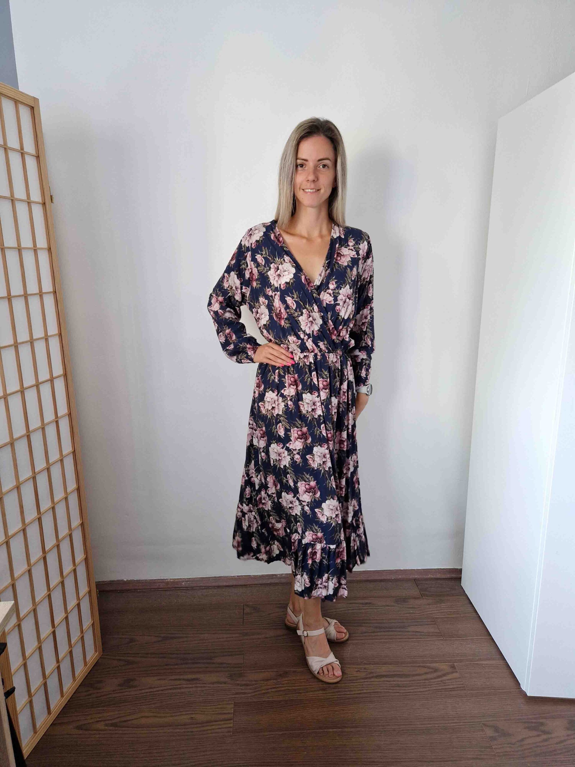 bea-atlapolt-dekoltazsu-sotetkek-alapon-viragmintas-maxiruha-3