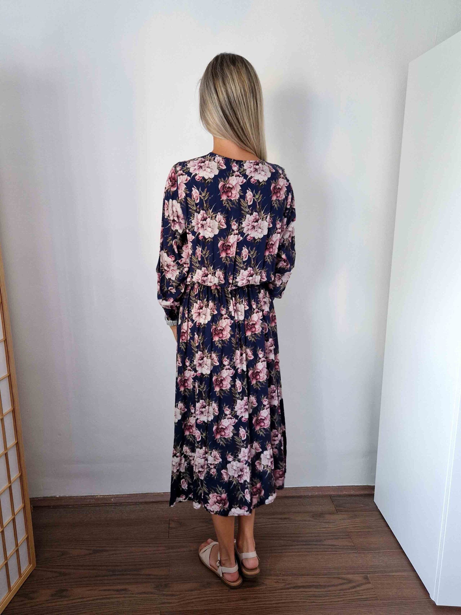 bea-atlapolt-dekoltazsu-sotetkek-alapon-viragmintas-maxiruha-4