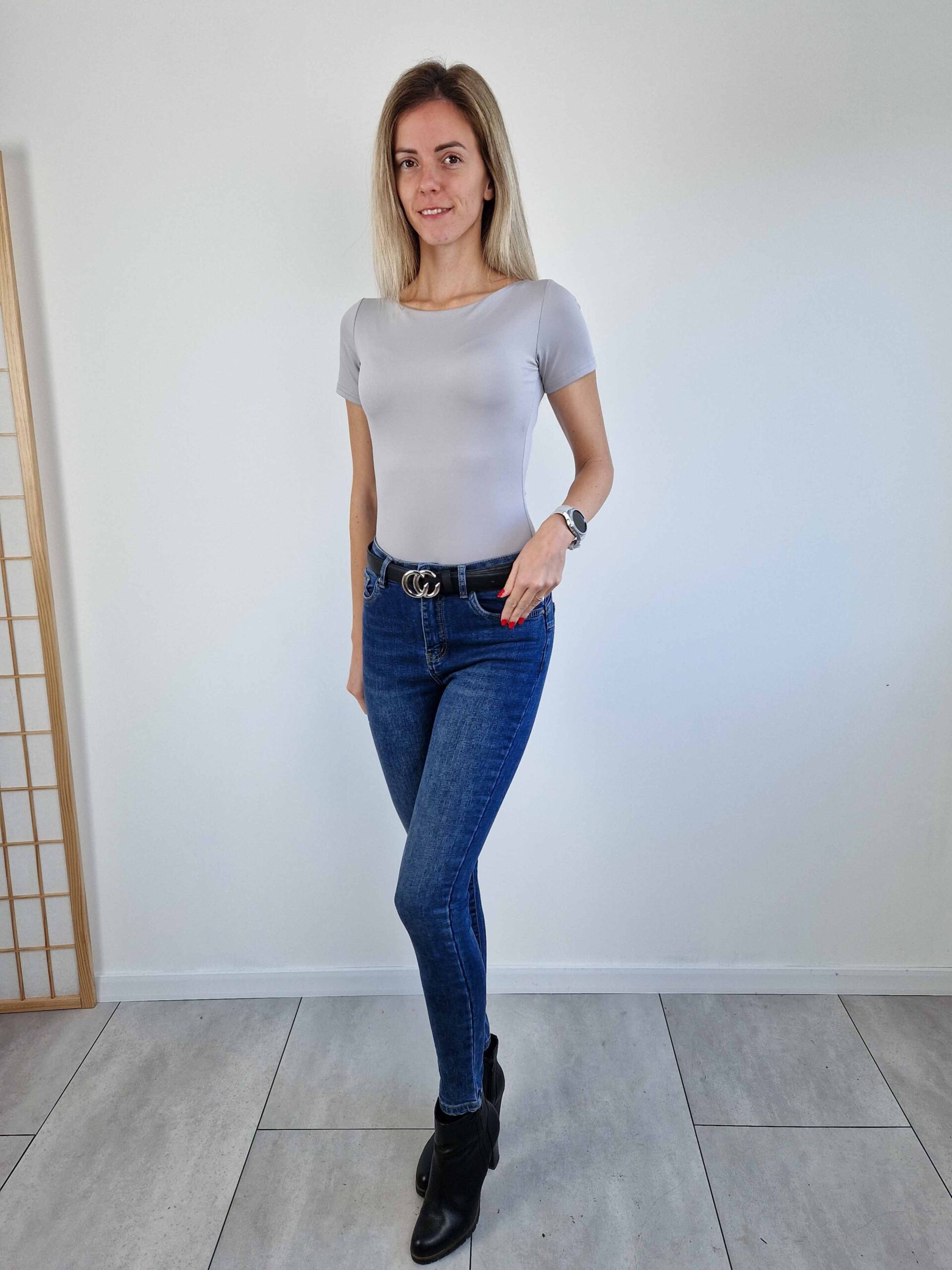 csenge-szurke-kerek-nyaku-rovidujju-body-17