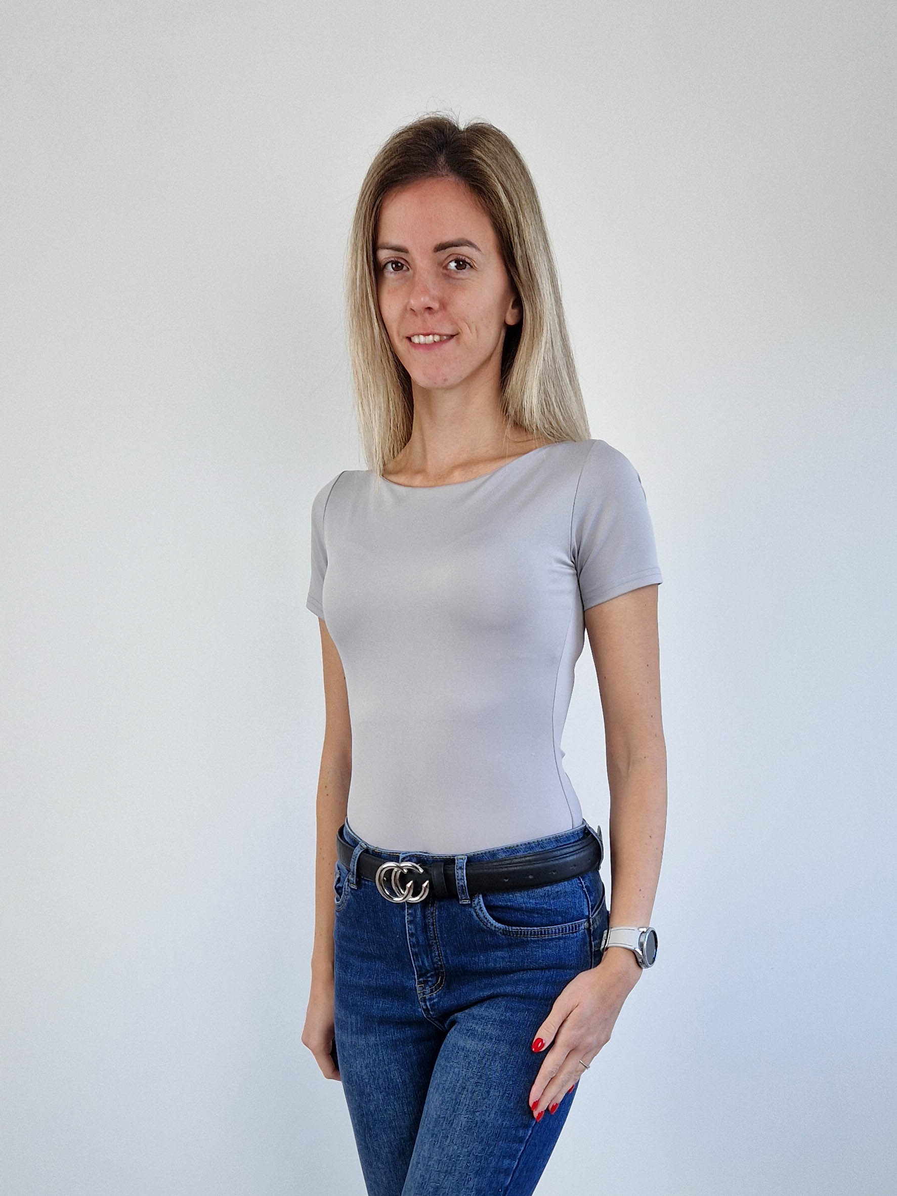 csenge-szurke-kerek-nyaku-rovidujju-body-19