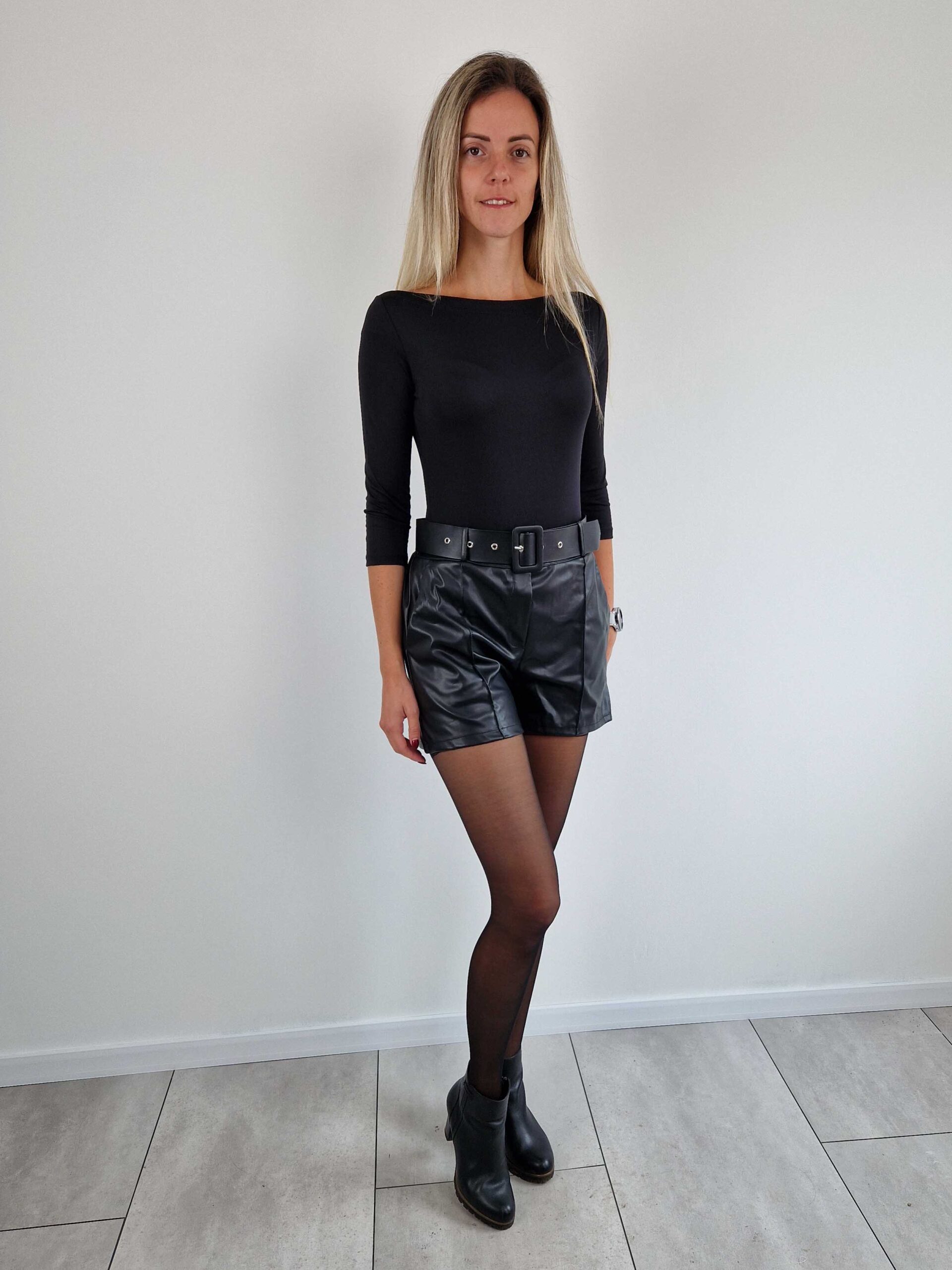 Love csónaknyakú fekete felső