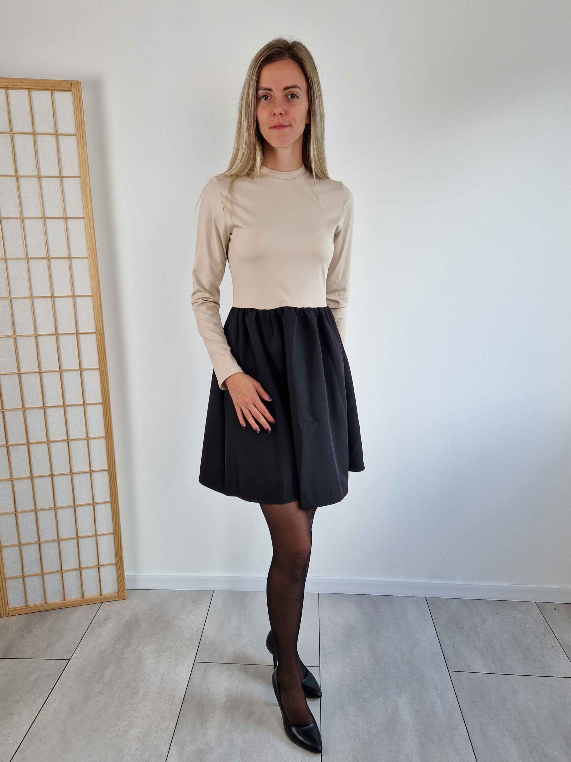 amenda-bezs-ruha-A-vonalu-fekete-szoknyaresszel-1