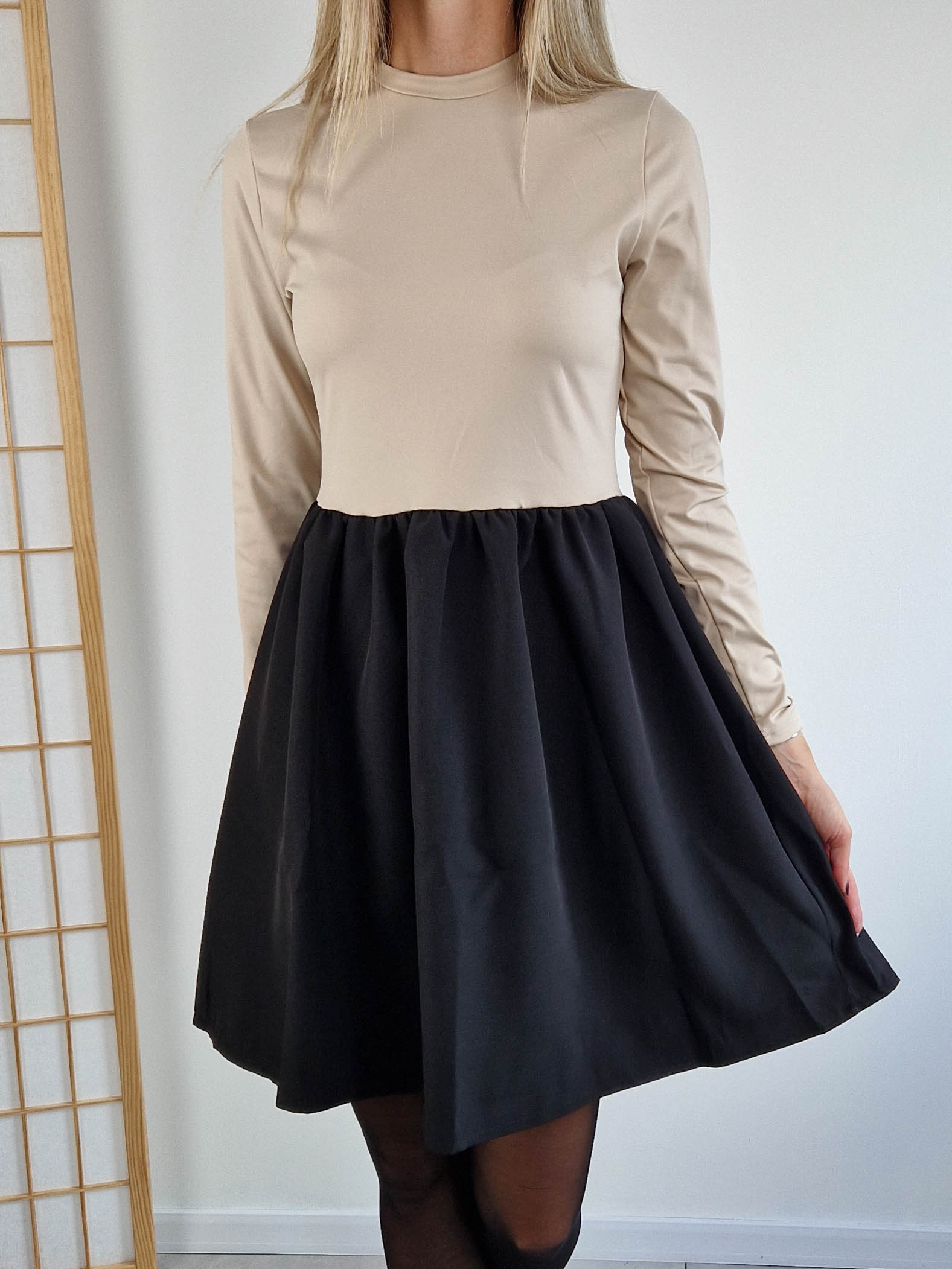 amenda-bezs-ruha-A-vonalu-fekete-szoknyaresszel-2