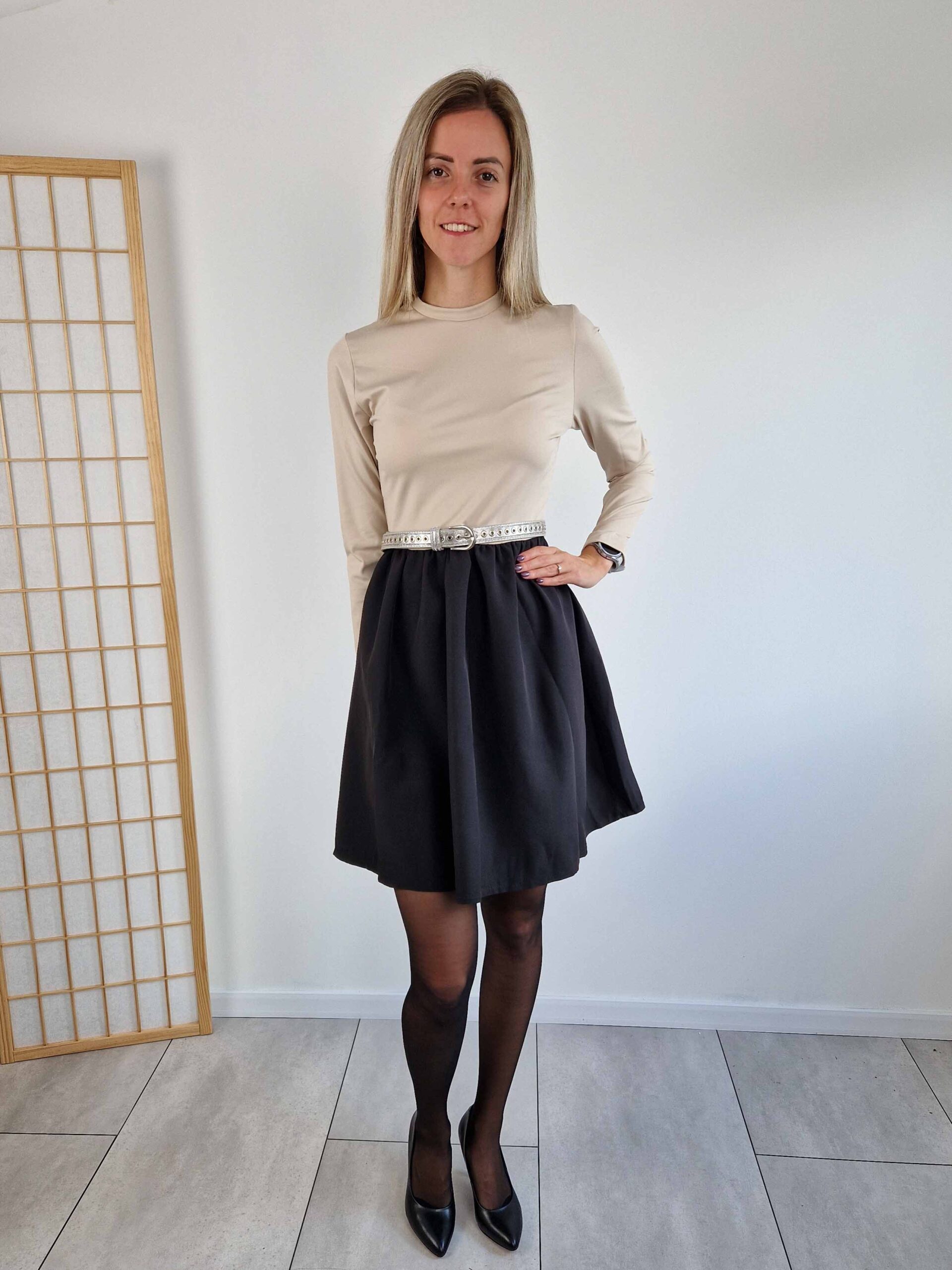 amenda-bezs-ruha-A-vonalu-fekete-szoknyaresszel-6