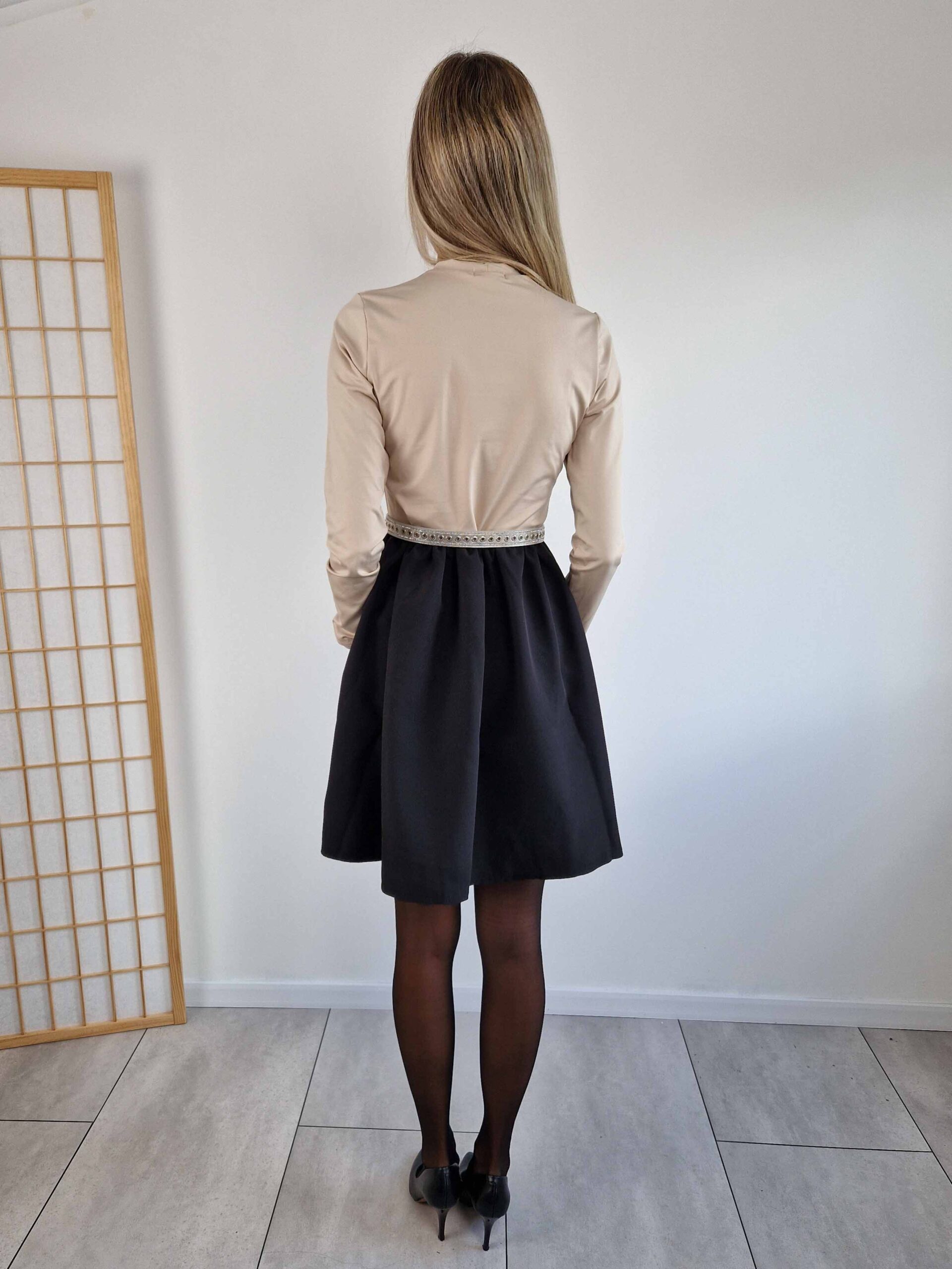 amenda-bezs-ruha-A-vonalu-fekete-szoknyaresszel-8