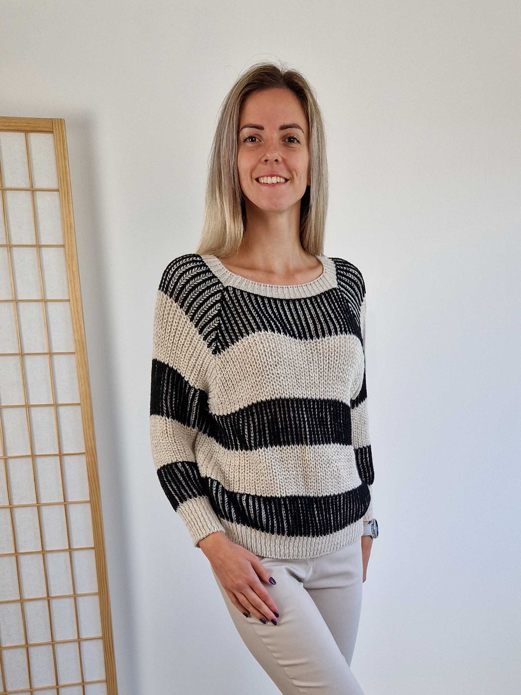 Evelyn bézs csíkos kötött pulóver különleges kötésmintával