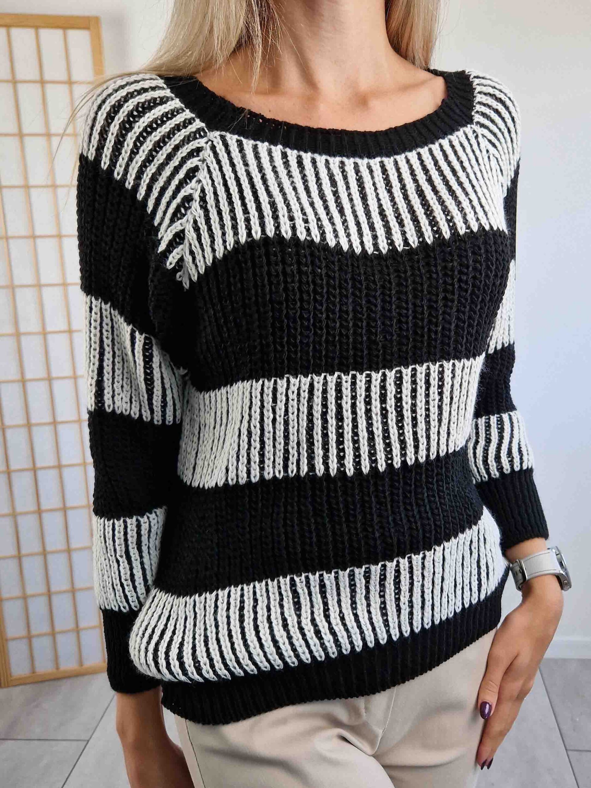 Evelyn fekete csíkos kötött pulóver különleges kötésmintával