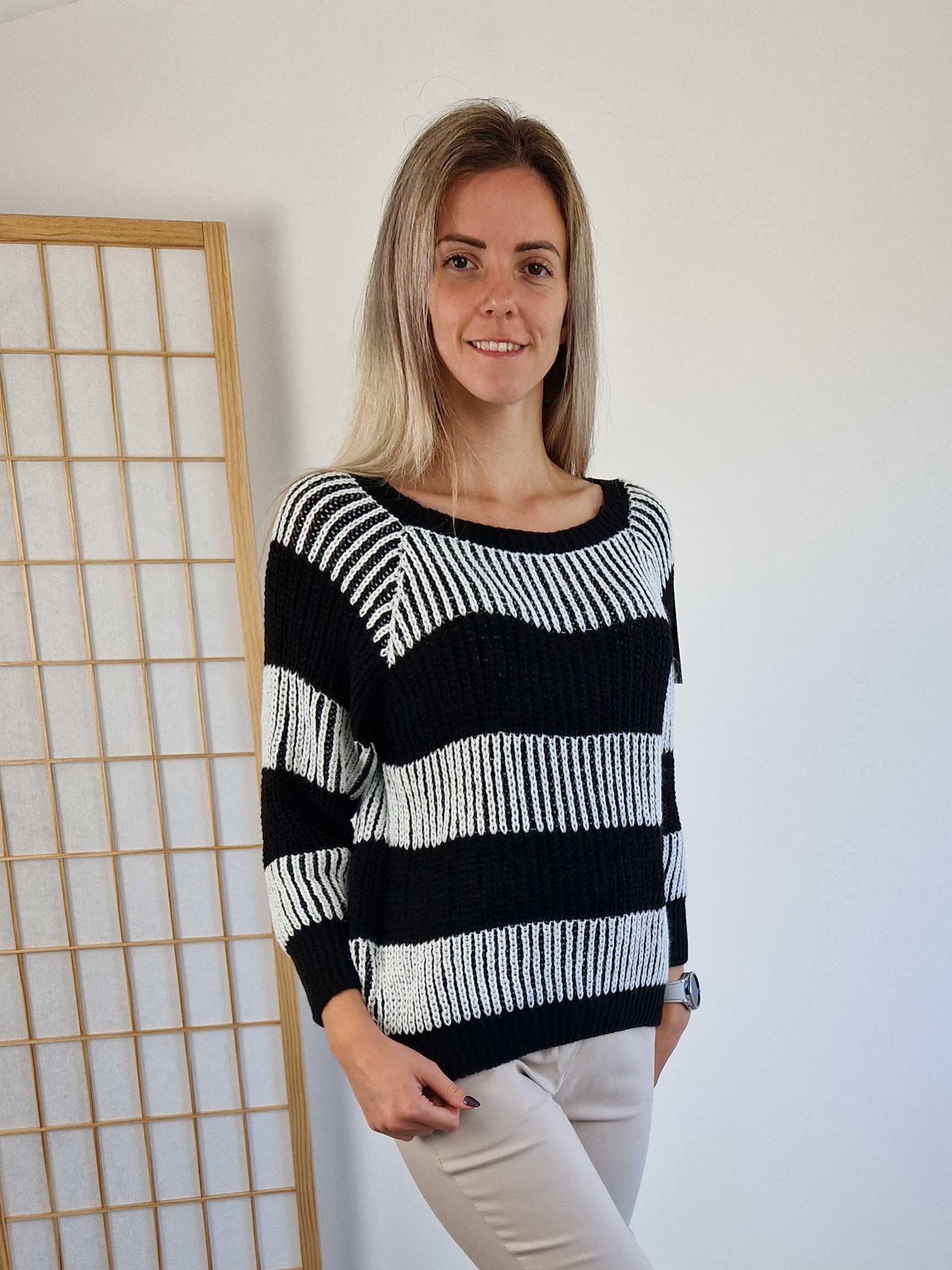 Evelyn fekete csíkos kötött pulóver különleges kötésmintával