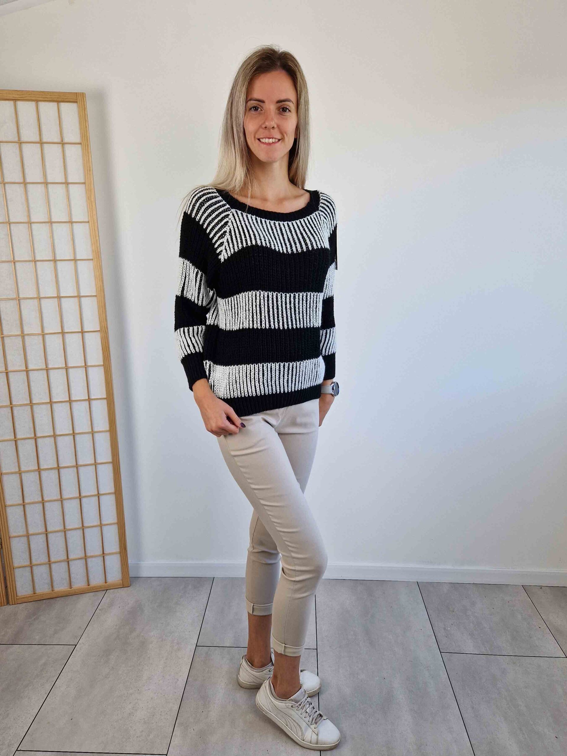 evelyn-fekete-csikos-kotott-pulover-kulonleges-kotesmintaval-3