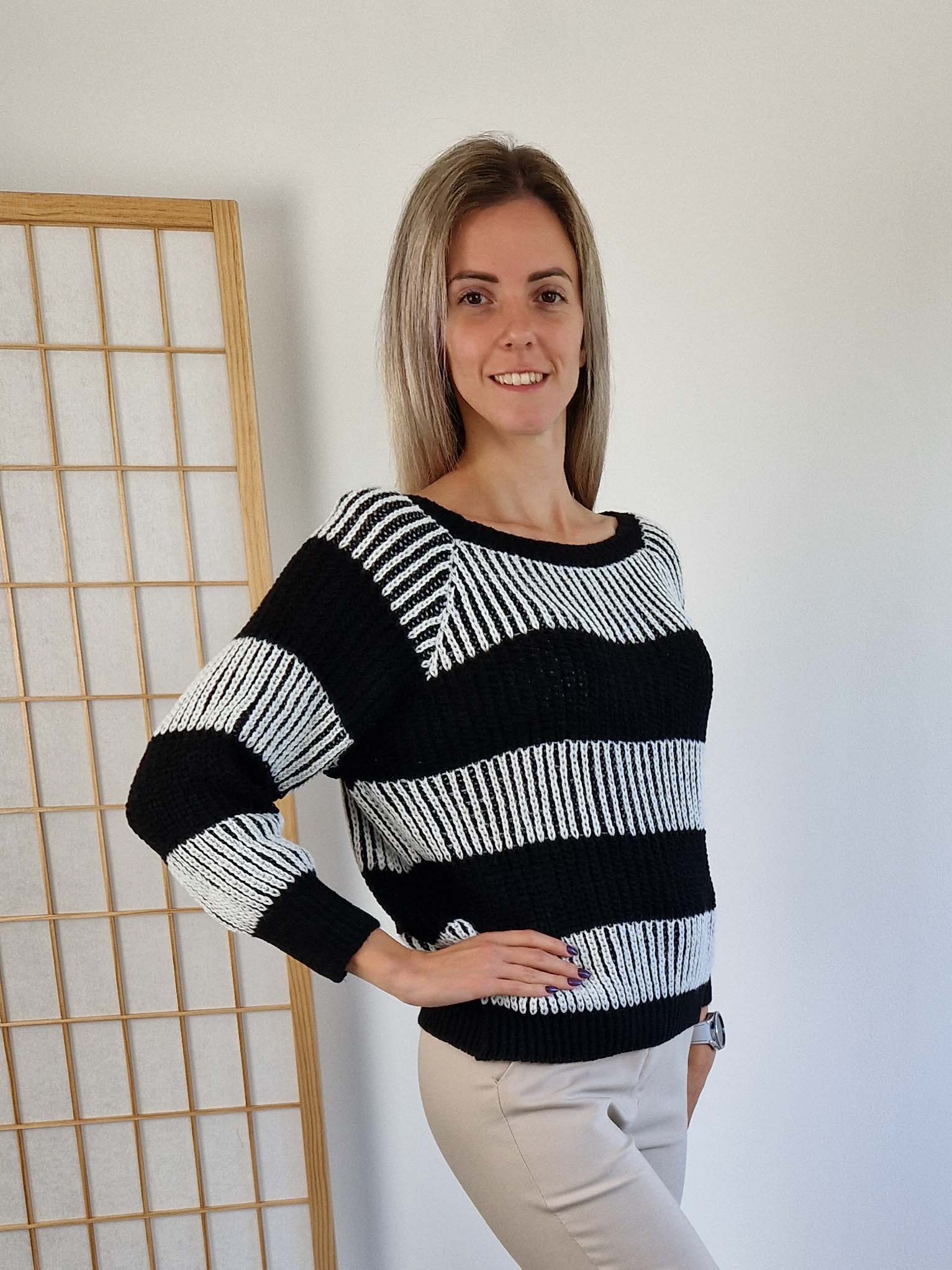 evelyn-fekete-csikos-kotott-pulover-kulonleges-kotesmintaval-4