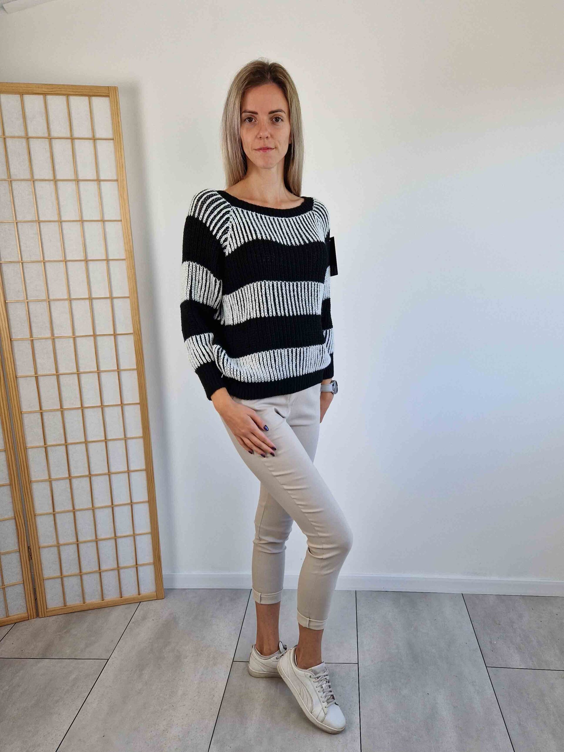 Evelyn fekete csíkos kötött pulóver különleges kötésmintával