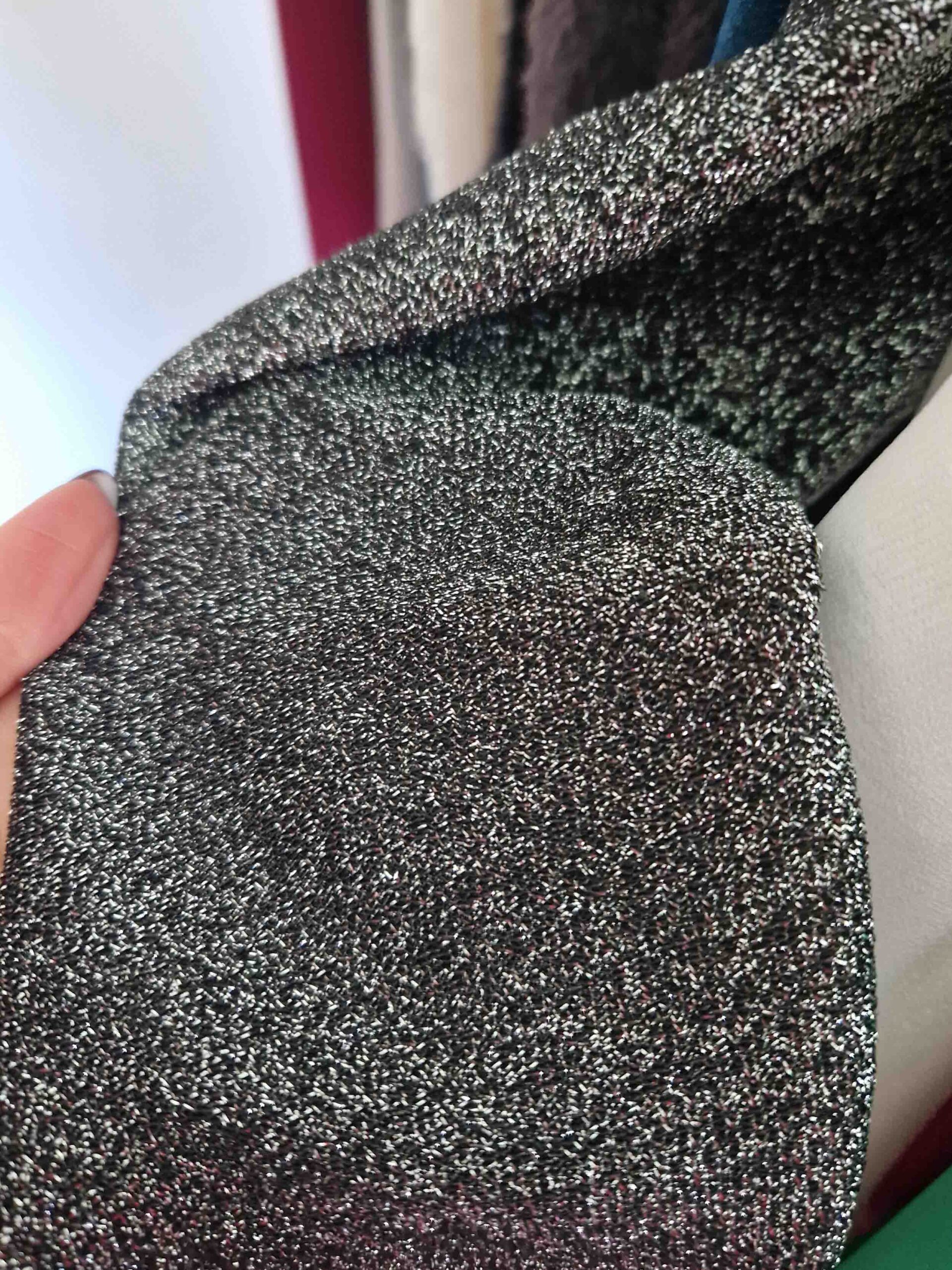 glitter-ezust-szinu-csillogos-alkalmi-ruha-hatan-kivagott-10