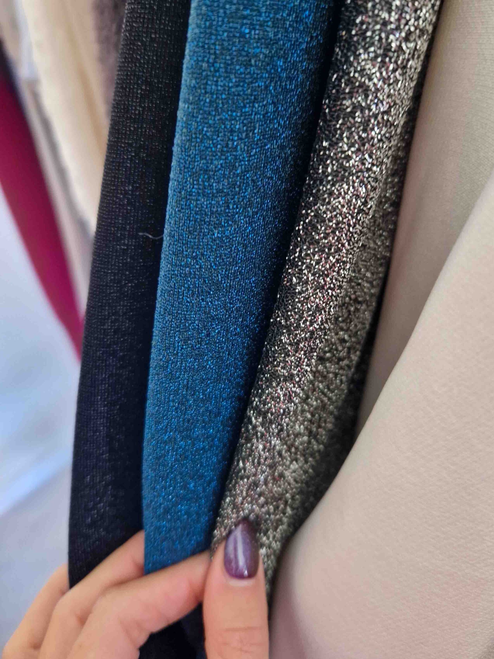glitter-ezust-szinu-csillogos-alkalmi-ruha-hatan-kivagott-11