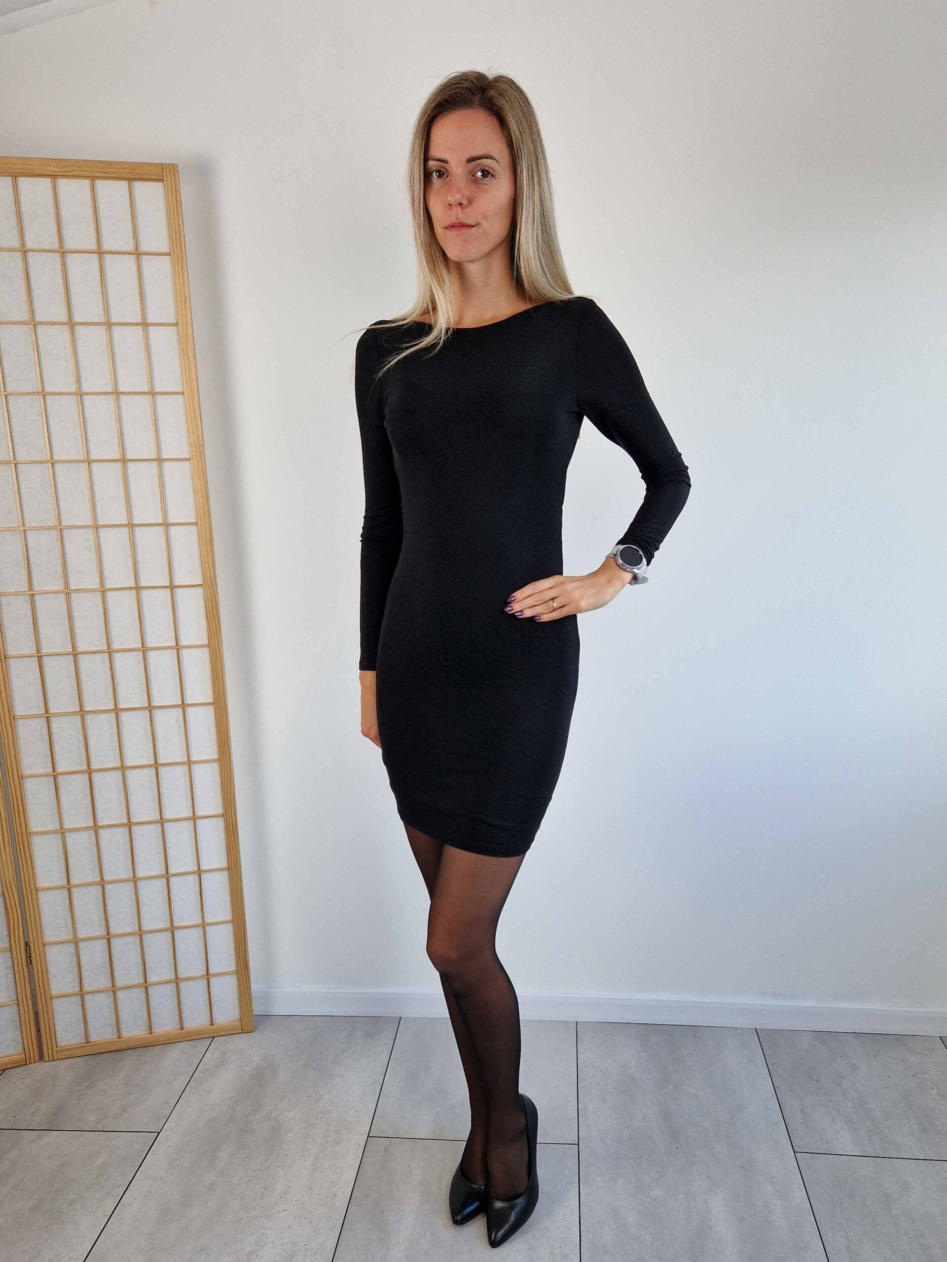 glitter-fekete-szinu-csillogos-alkalmi-ruha-hatan-kivagott-3