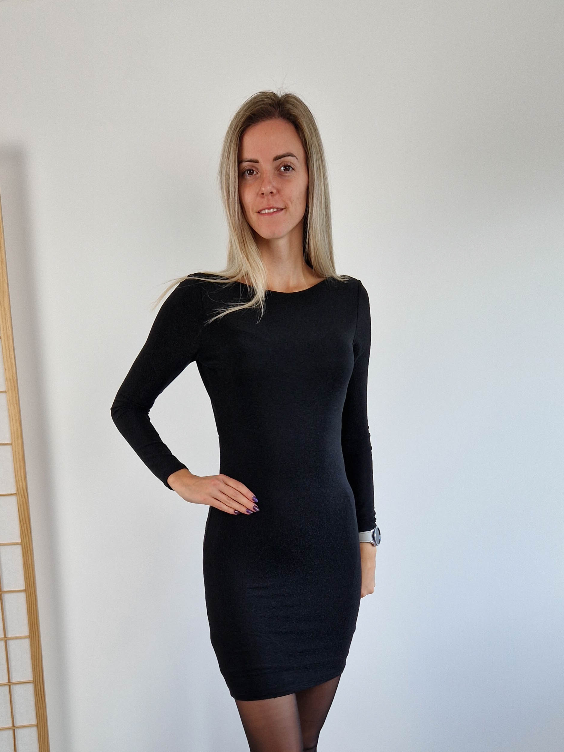 glitter-fekete-szinu-csillogos-alkalmi-ruha-hatan-kivagott-4