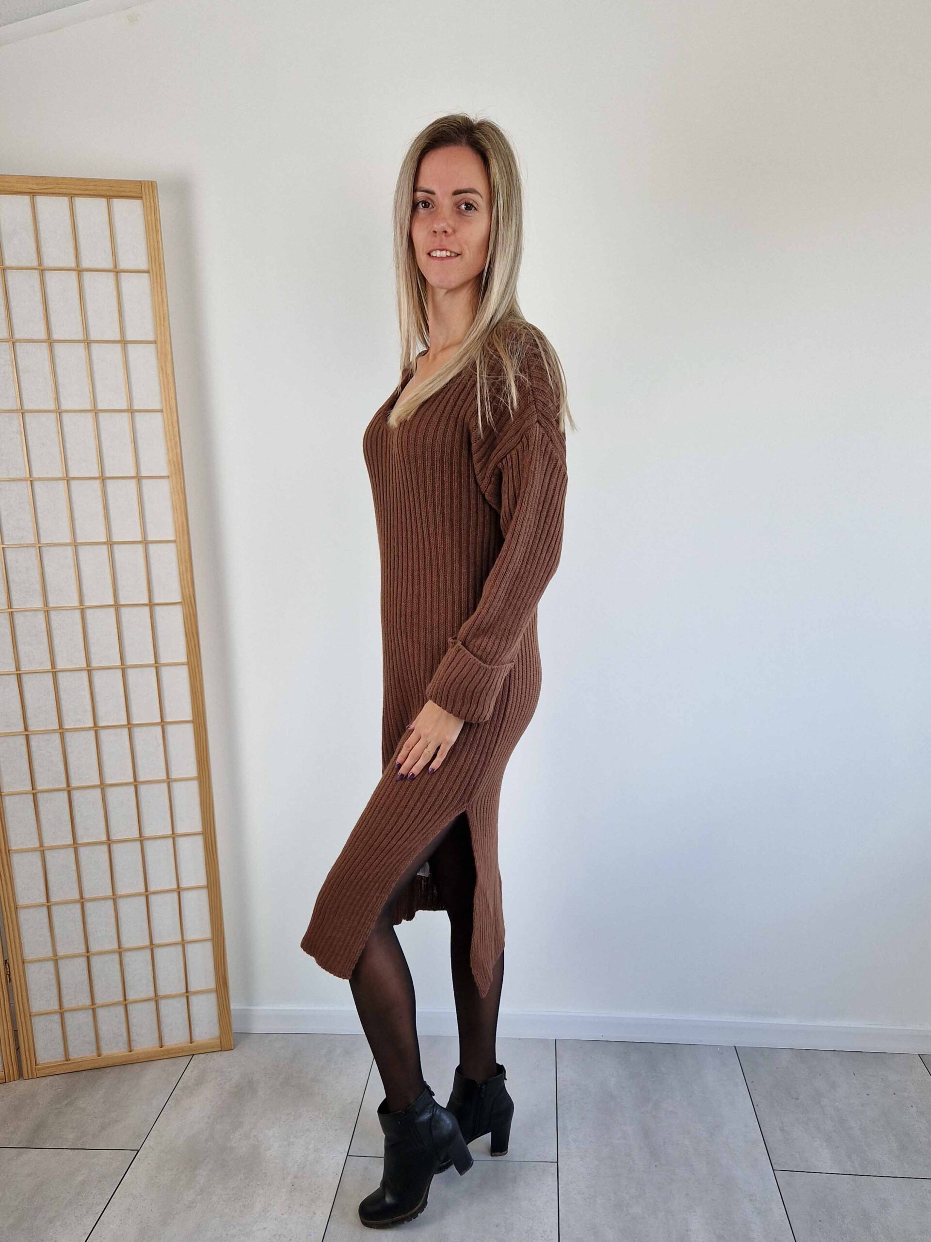 Inez barna kötött ruha V nyakkal