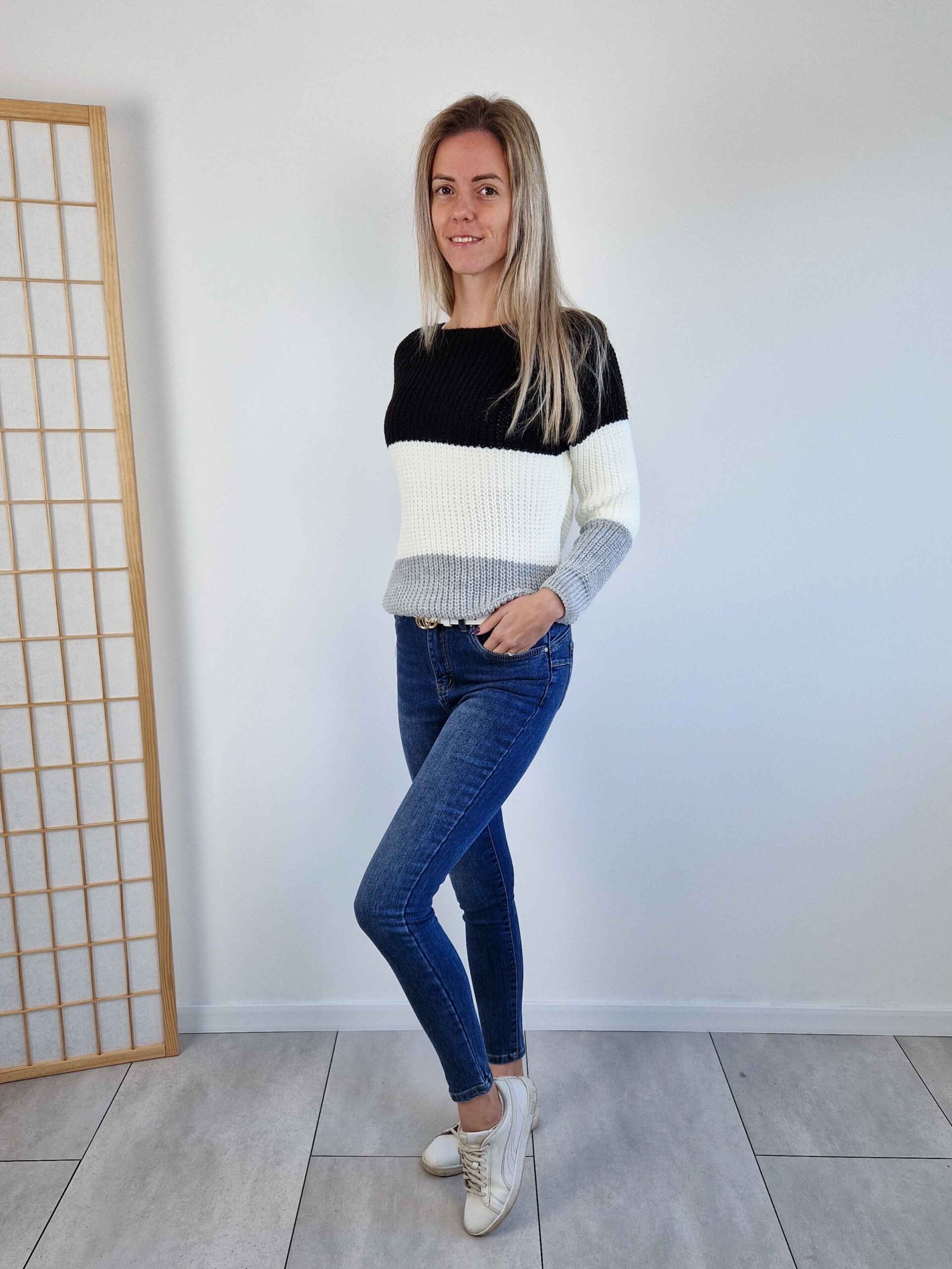Lovely fekete-fehér-szürke csíkos kötött pulóver
