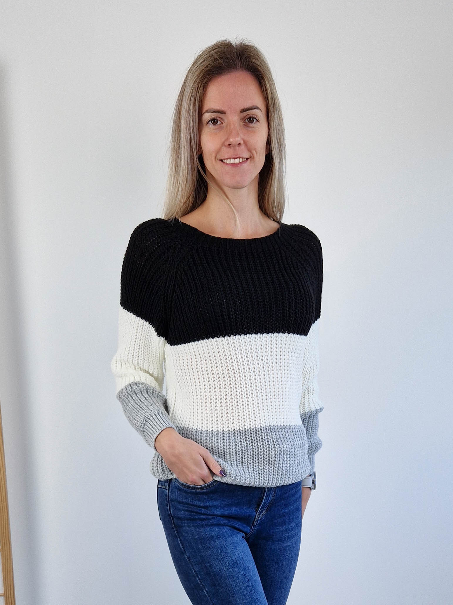 lovely-fekete-feher-szurke-csikos-kotott-pulover-3