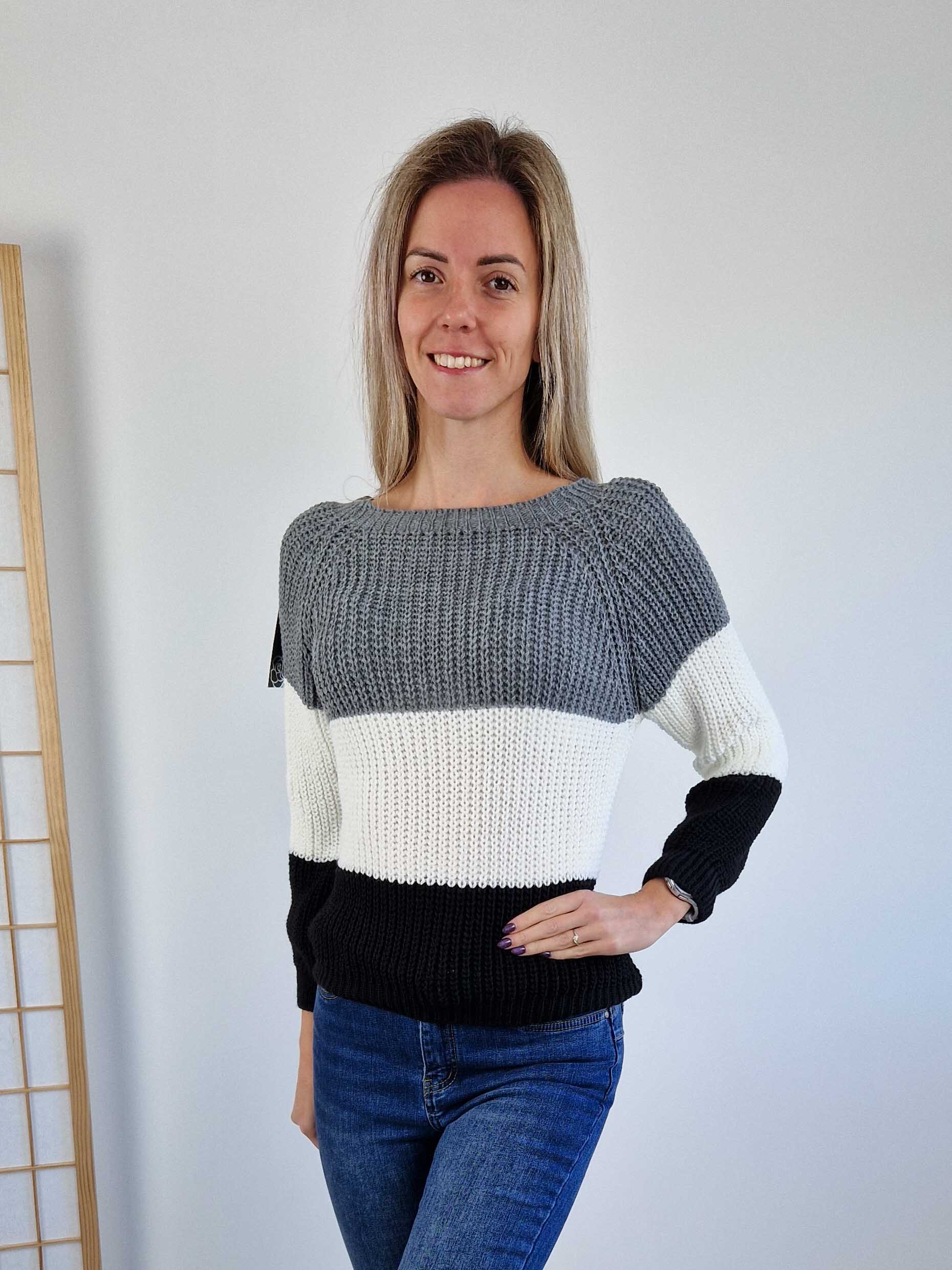 lovely-szurke-feher-fekete-csikos-kotott-pulover-1