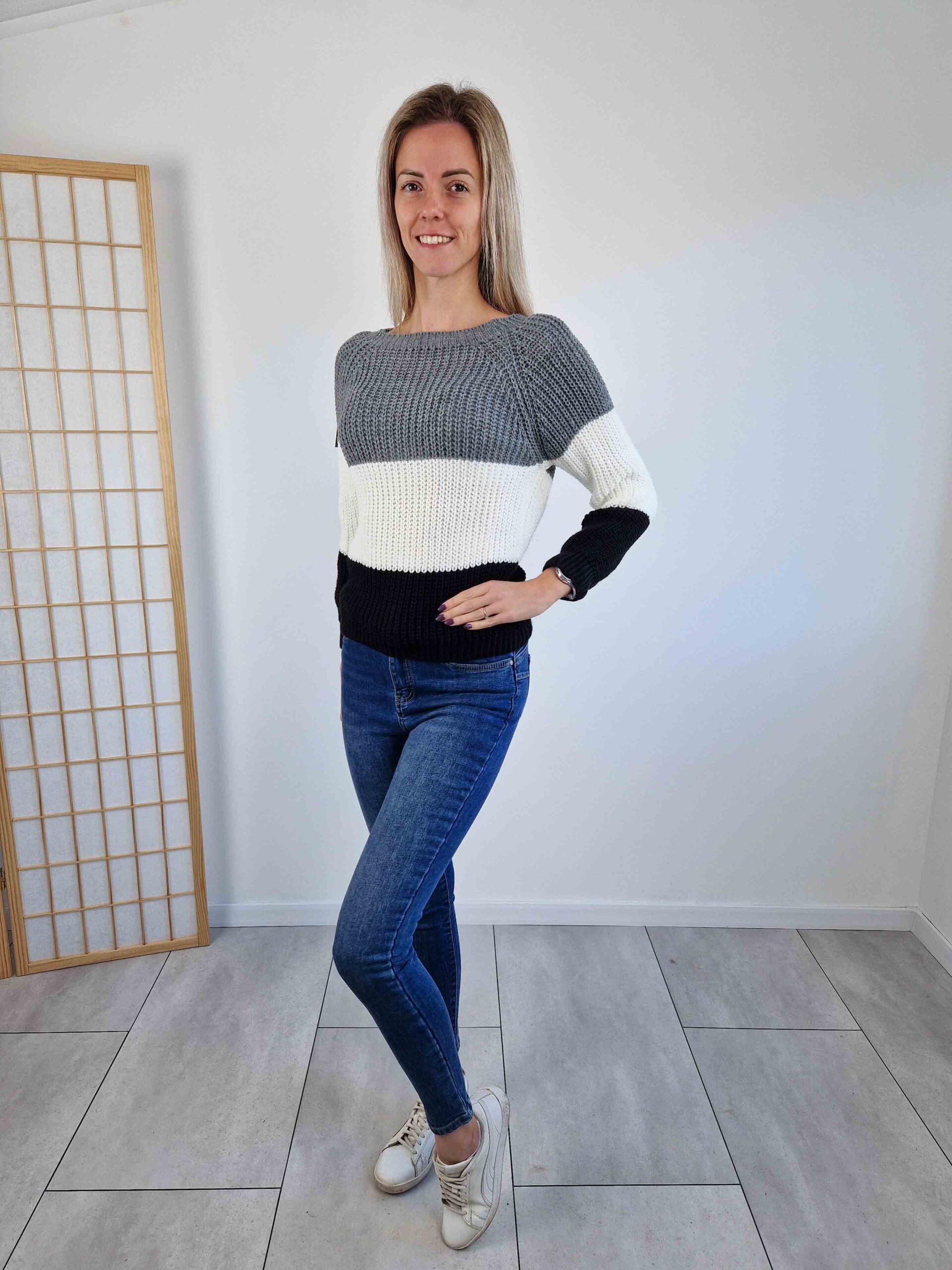 lovely-szurke-feher-fekete-csikos-kotott-pulover-4