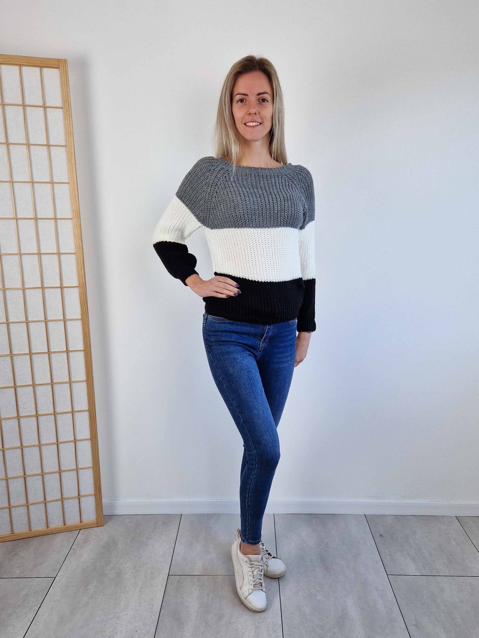 Lovely szürke-fehér-fekete csíkos kötött pulóver
