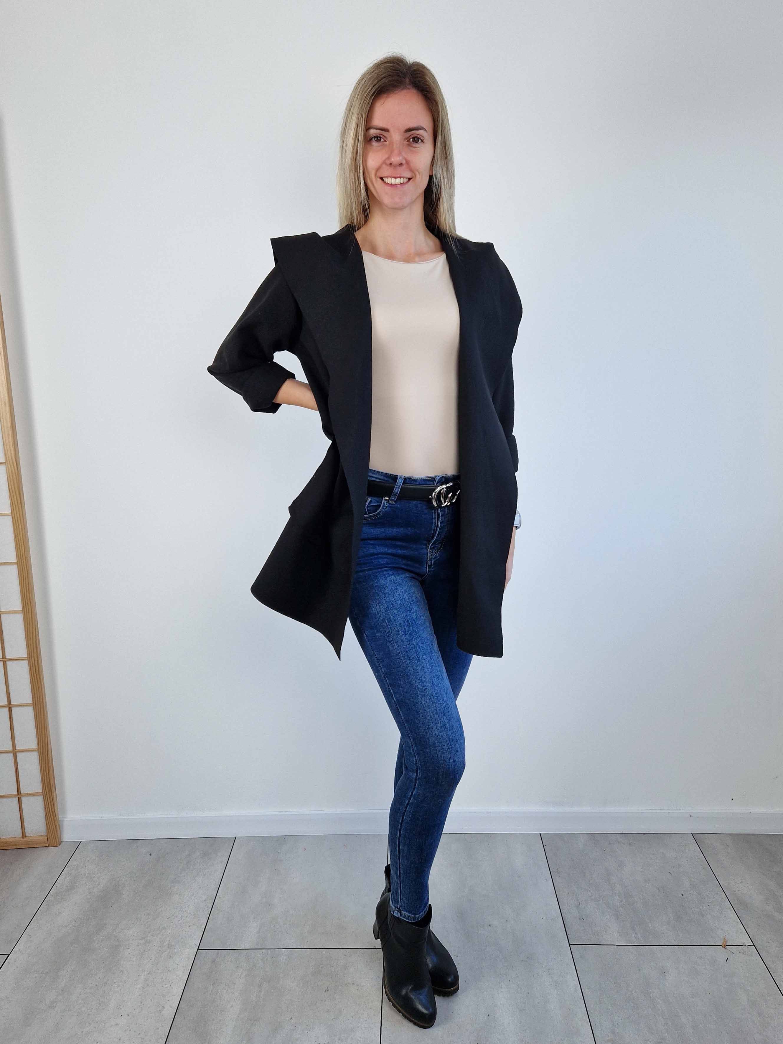 minimalist-fekete-kardigan-derekan-megkotheto-kapucnival-1