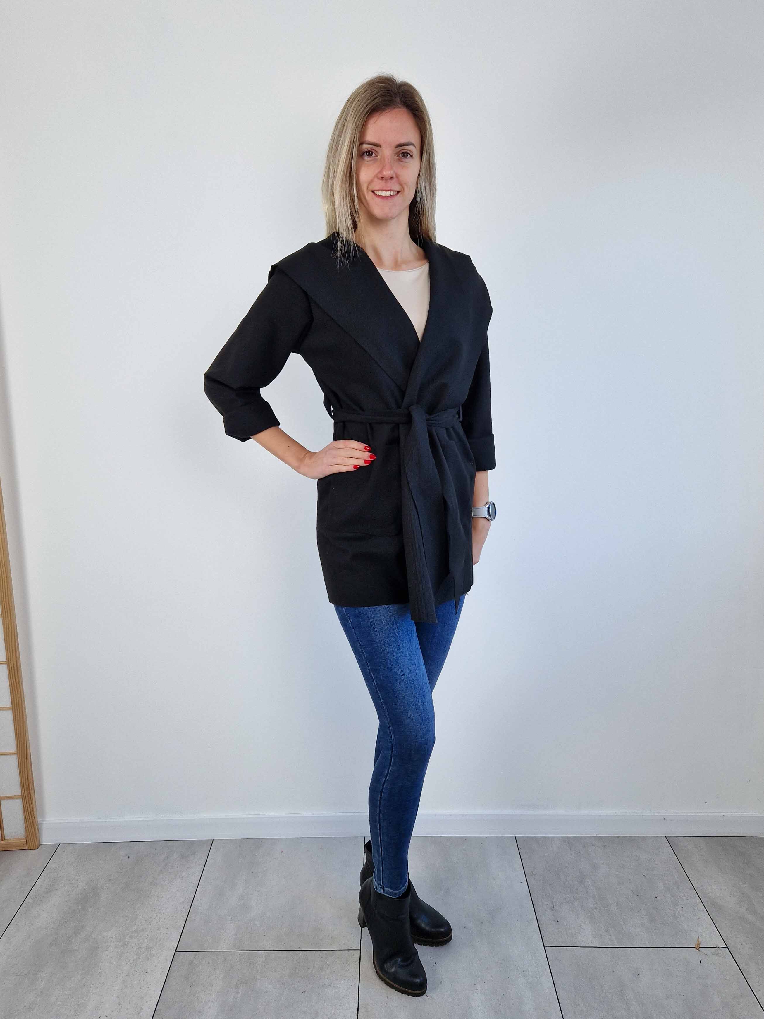 minimalist-fekete-kardigan-derekan-megkotheto-kapucnival-2