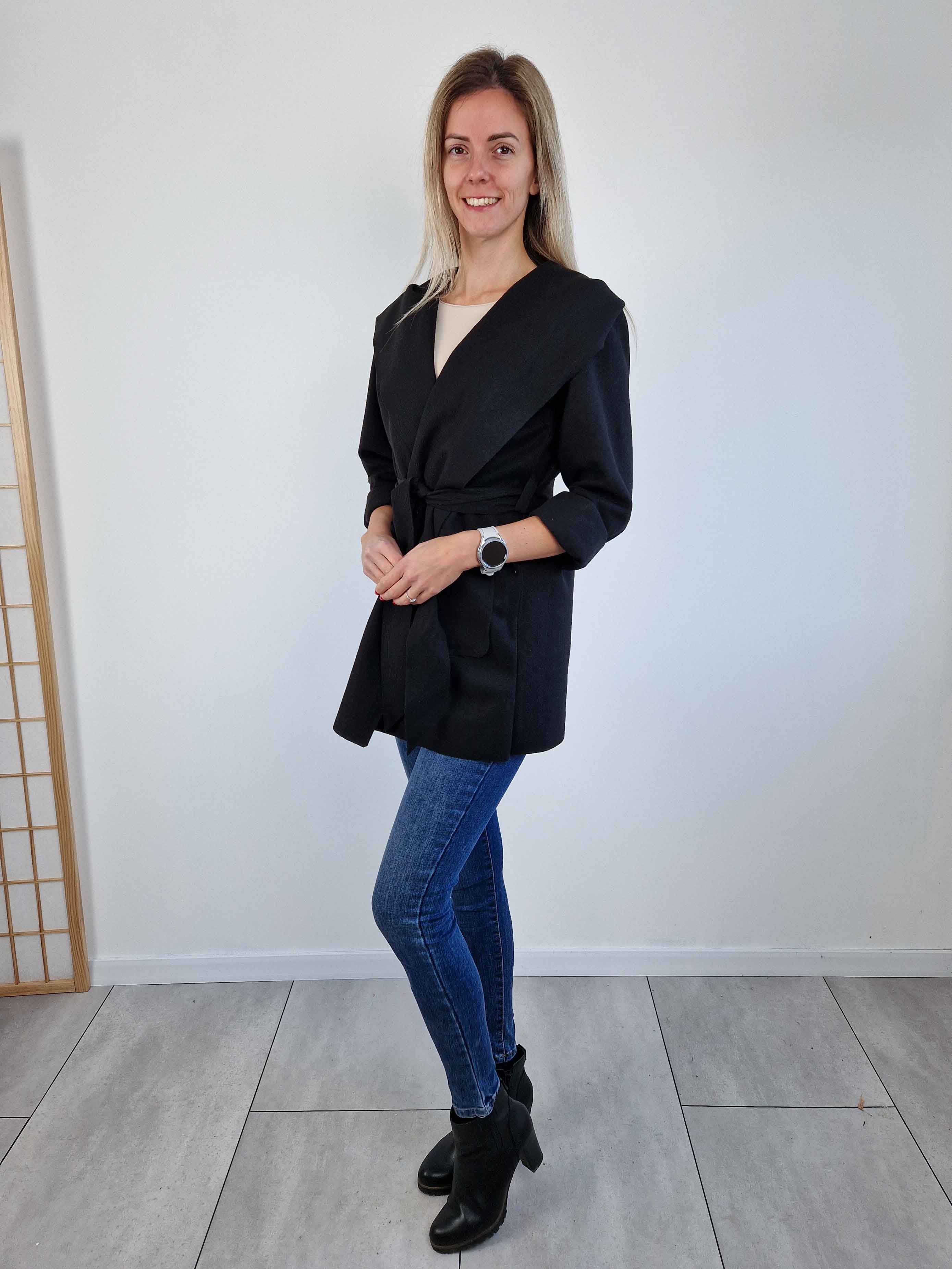 minimalist-fekete-kardigan-derekan-megkotheto-kapucnival-6