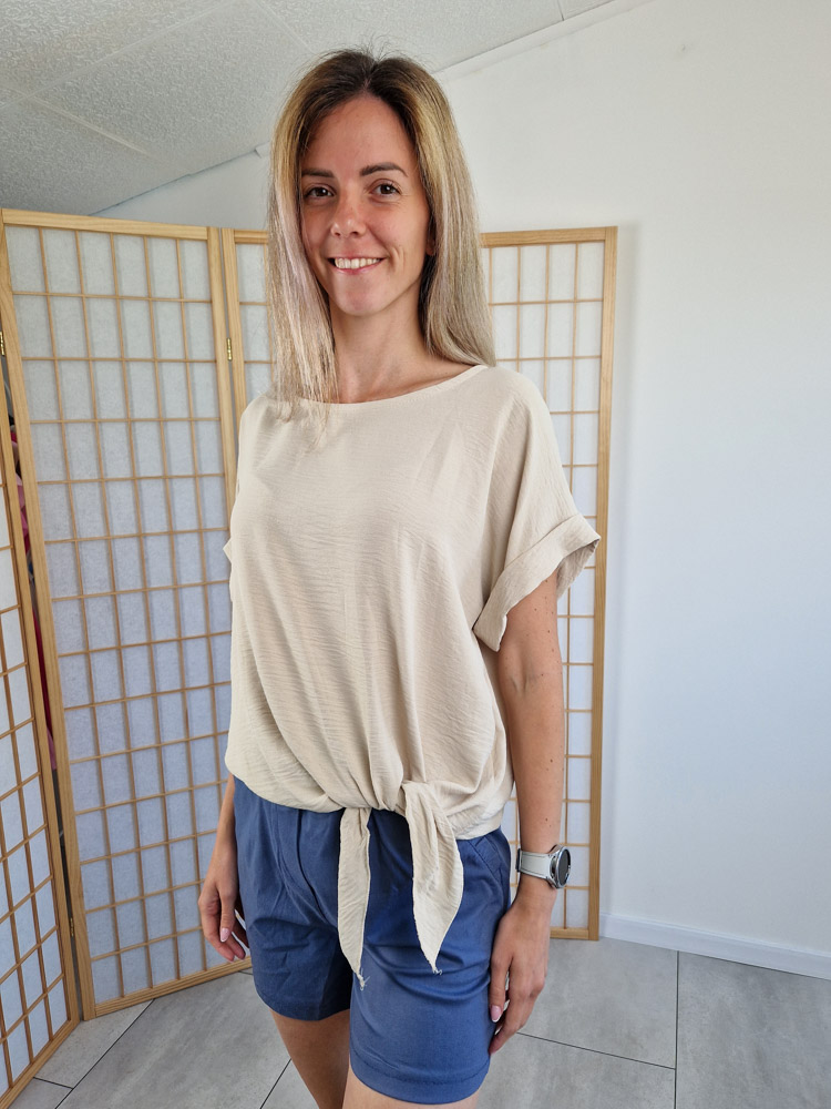 Kati krémszínű alul megkötős ejtett vállú felső – oversize