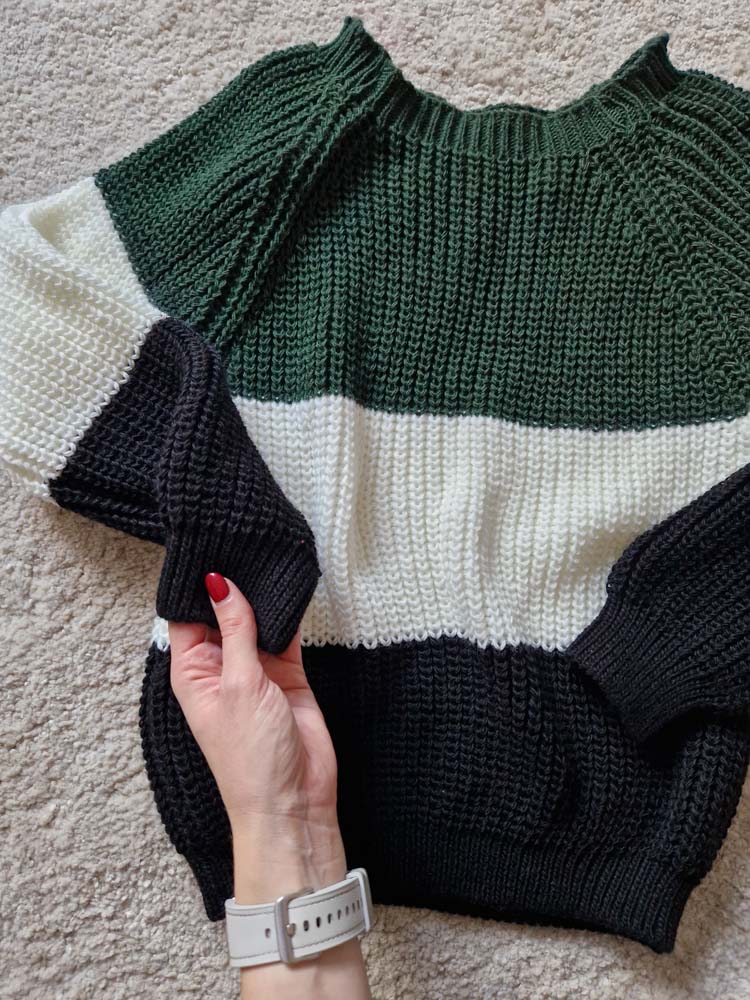 Lovely sötétzöld-fehér-fekete csíkos kötött pulóver