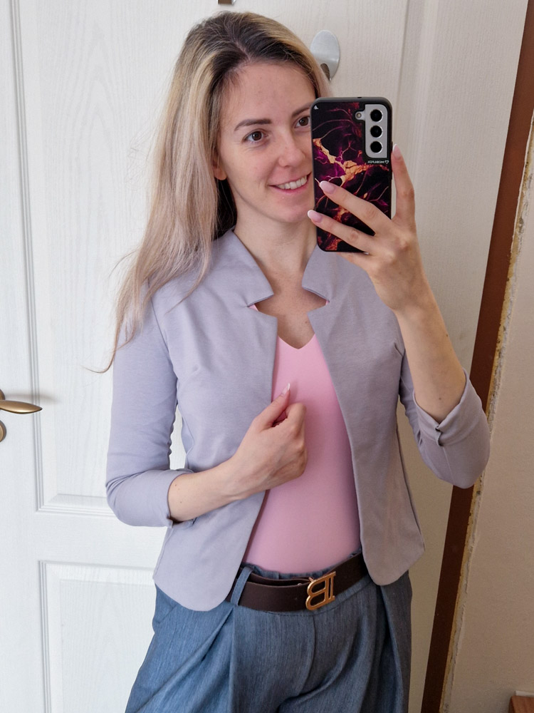 Camilla világosszürke elegáns blézer – karcsúsító fazonnal