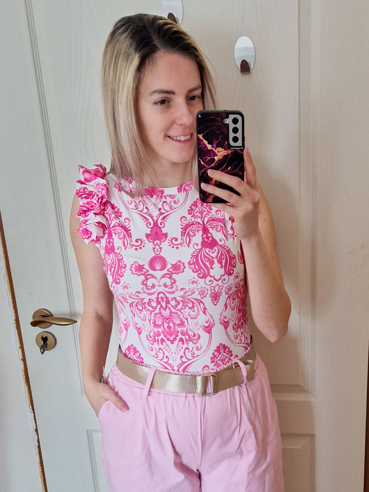 Diva fodros vállú fehér alapon rózsaszín mintás elegáns felső