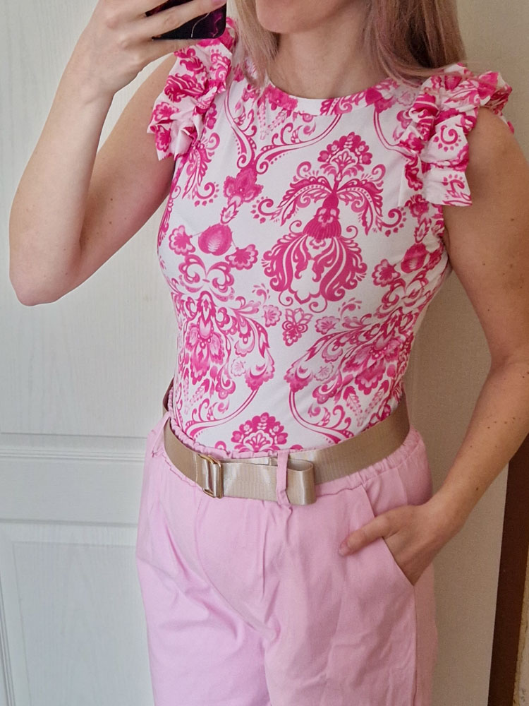 Diva fodros vállú fehér alapon rózsaszín mintás elegáns felső