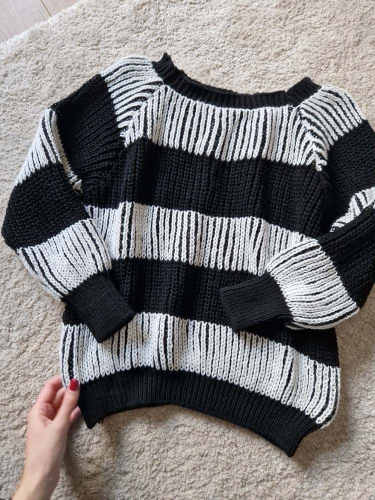 Evelyn fekete csíkos kötött pulóver különleges kötésmintával
