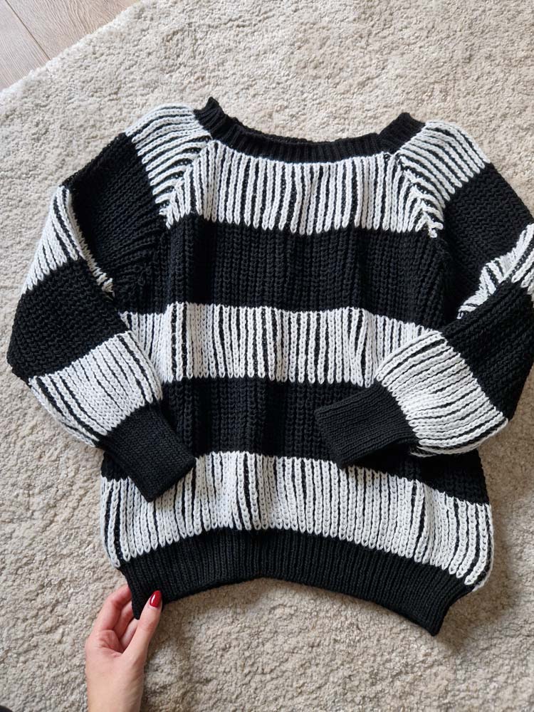 evelyn-fekete-csikos-kotott-pulover-kulonleges-kotesmintaval-8