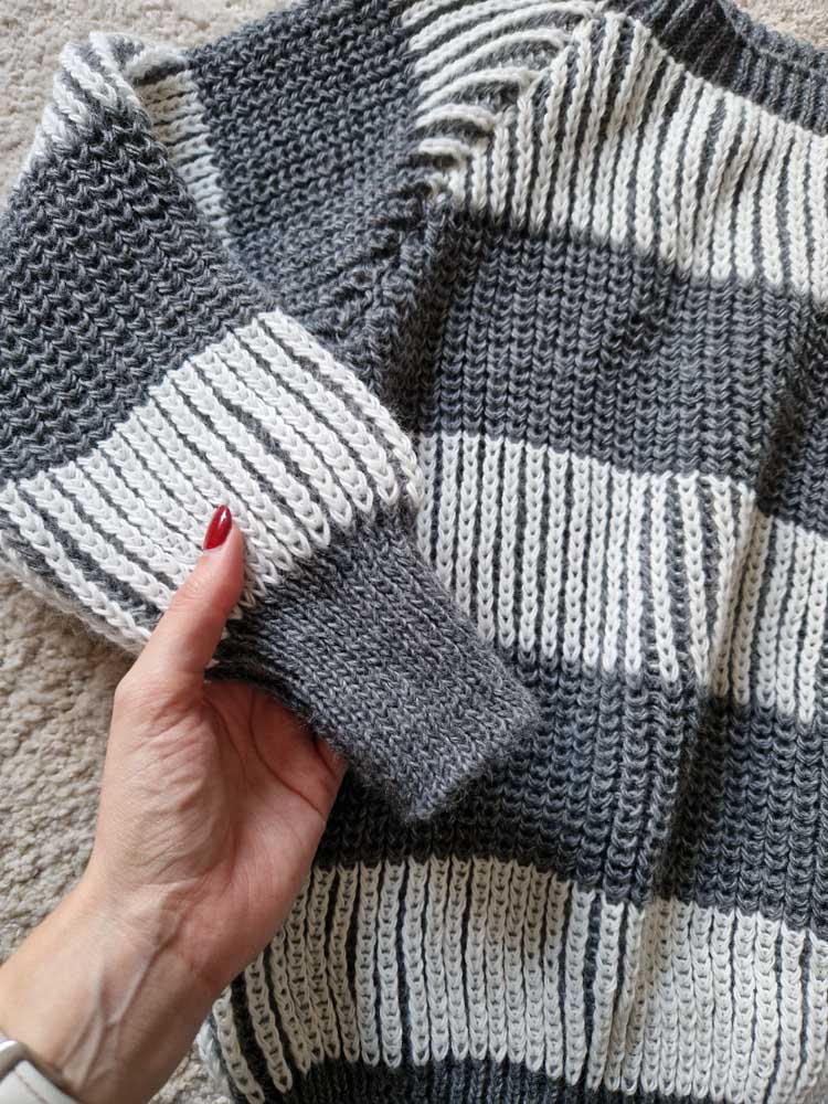 Evelyn szürke csíkos kötött pulóver különleges kötésmintával