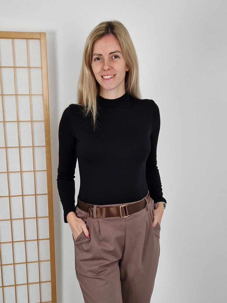 emma-fekete-pihe-puha-felgarbos-basic-felso-pluss-belessel-xl-meretig-2