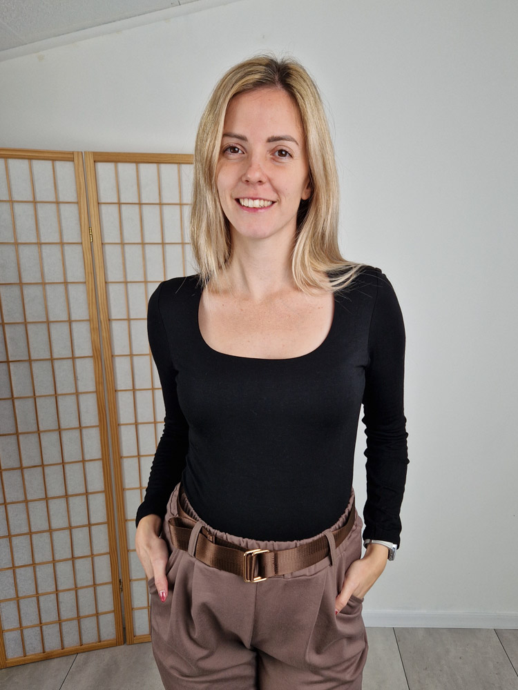 Emma fekete pihe-puha kereknyakú basic felső plüss béléssel XL méretig