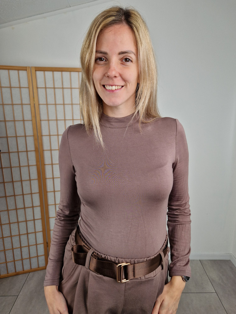 emma-mogyorobarna-pihe-puha-felgarbos-basic-felso-pluss-belessel-xl-meretig-6
