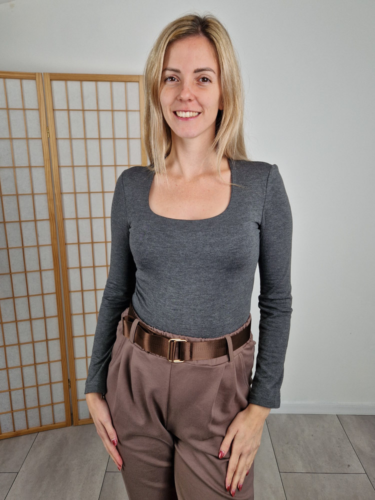 emma-szurke-pihe-puha-kereknyaku-basic-felso-pluss-belessel-4