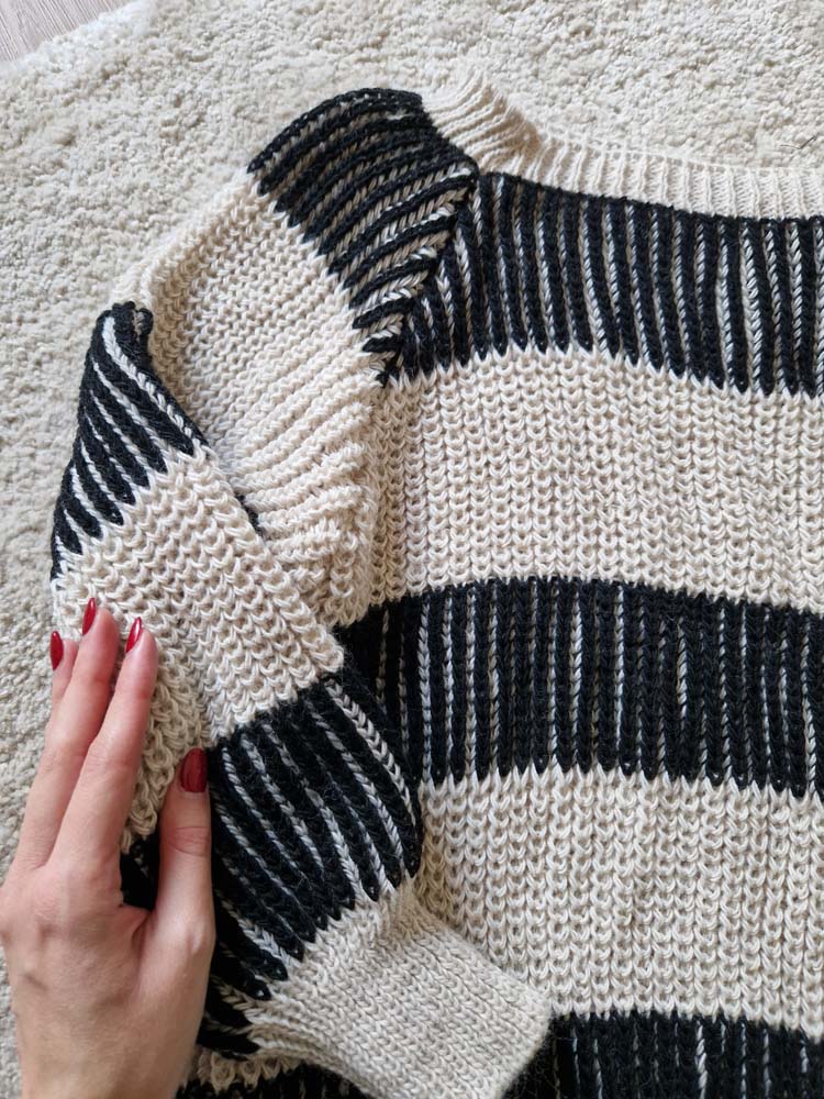 Evelyn bézs csíkos kötött pulóver különleges kötésmintával